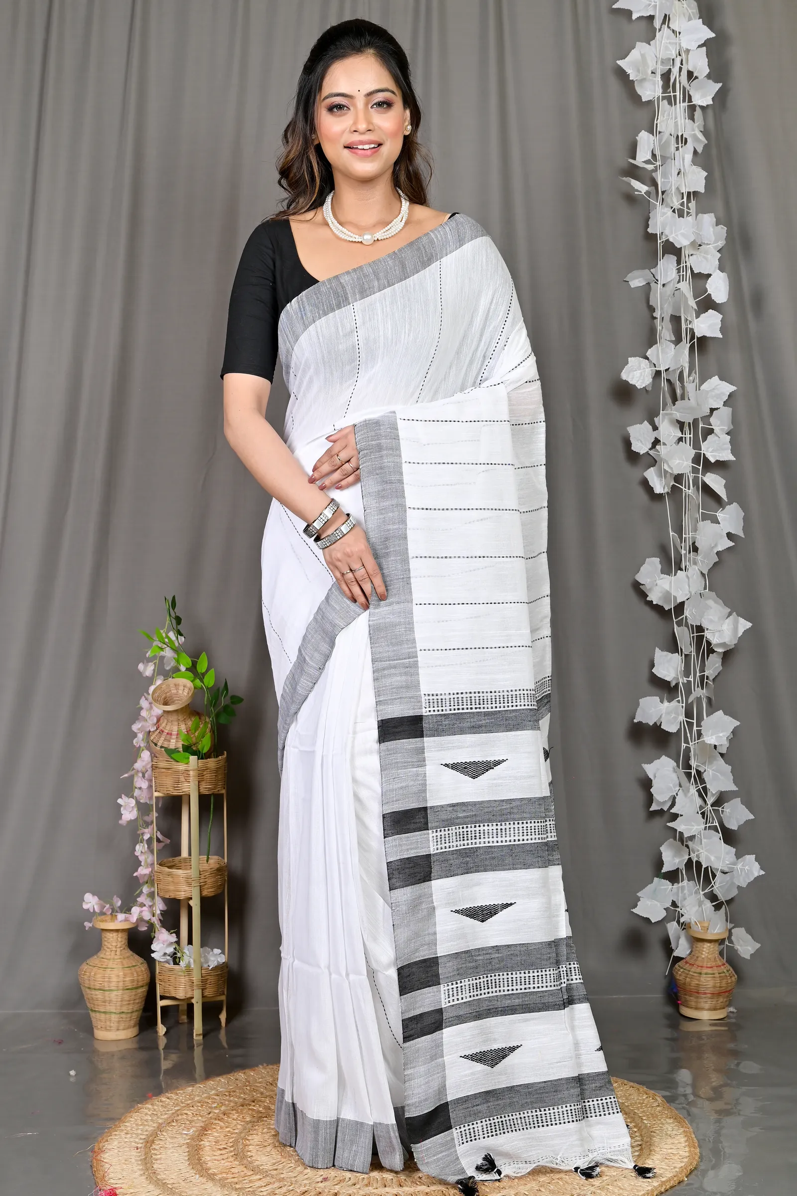 DipDiya Cotton Blended White Parnika Heritage of Bengal Handloom Sarees