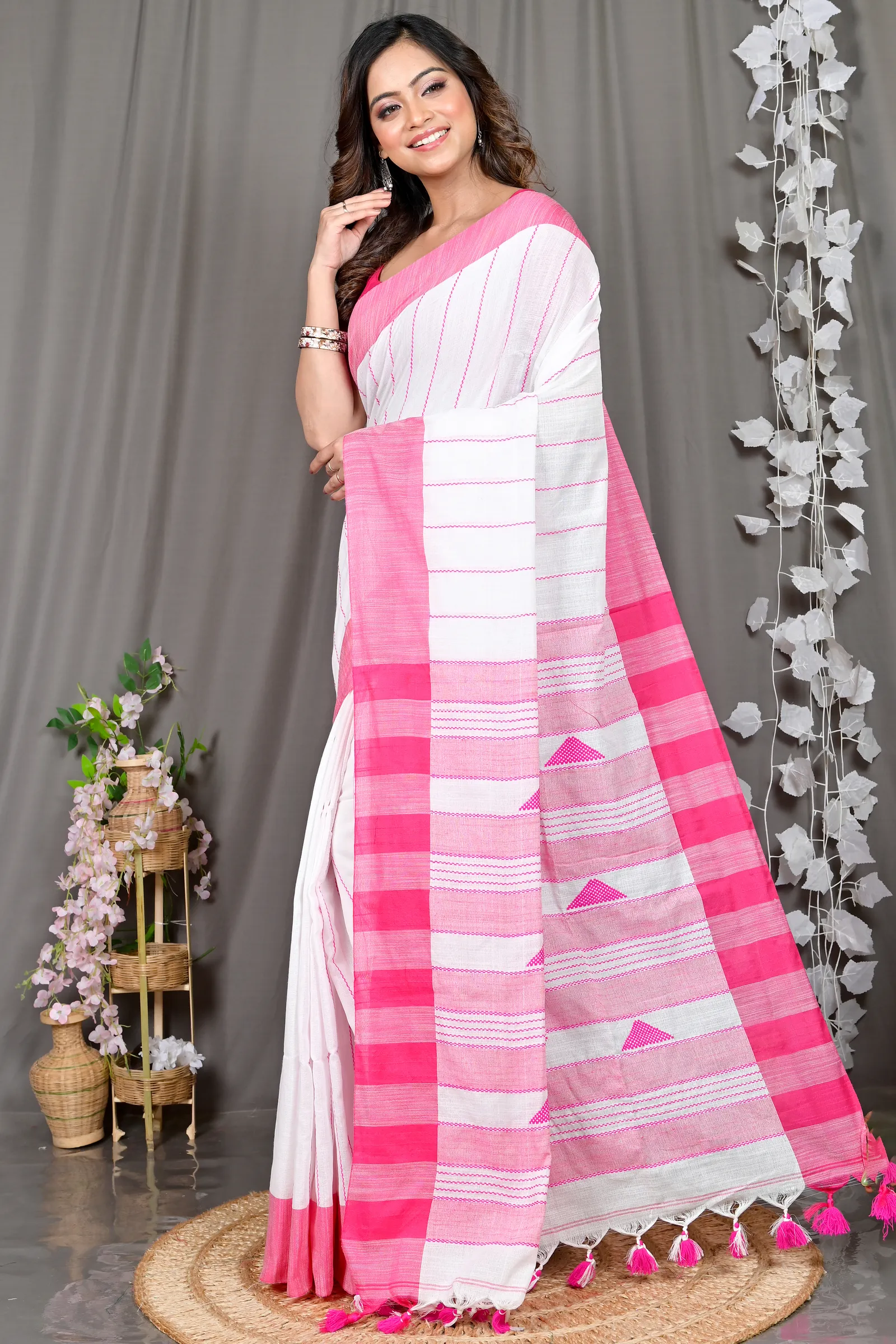 DipDiya Cotton Blended White Pink Parnika Handcrafted Elegance Handloom Sarees