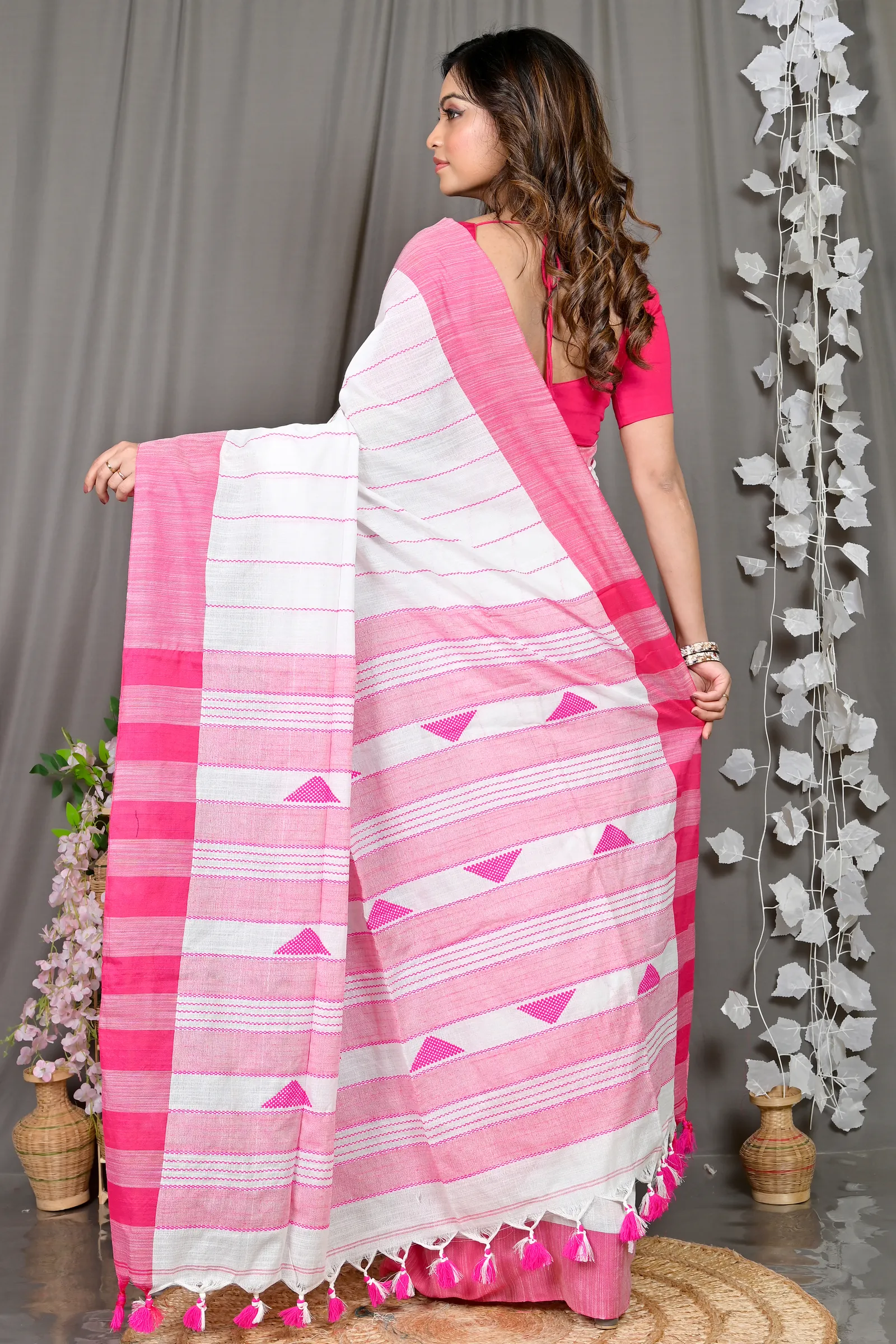 DipDiya Cotton Blended White Pink Parnika Handcrafted Elegance Handloom Sarees
