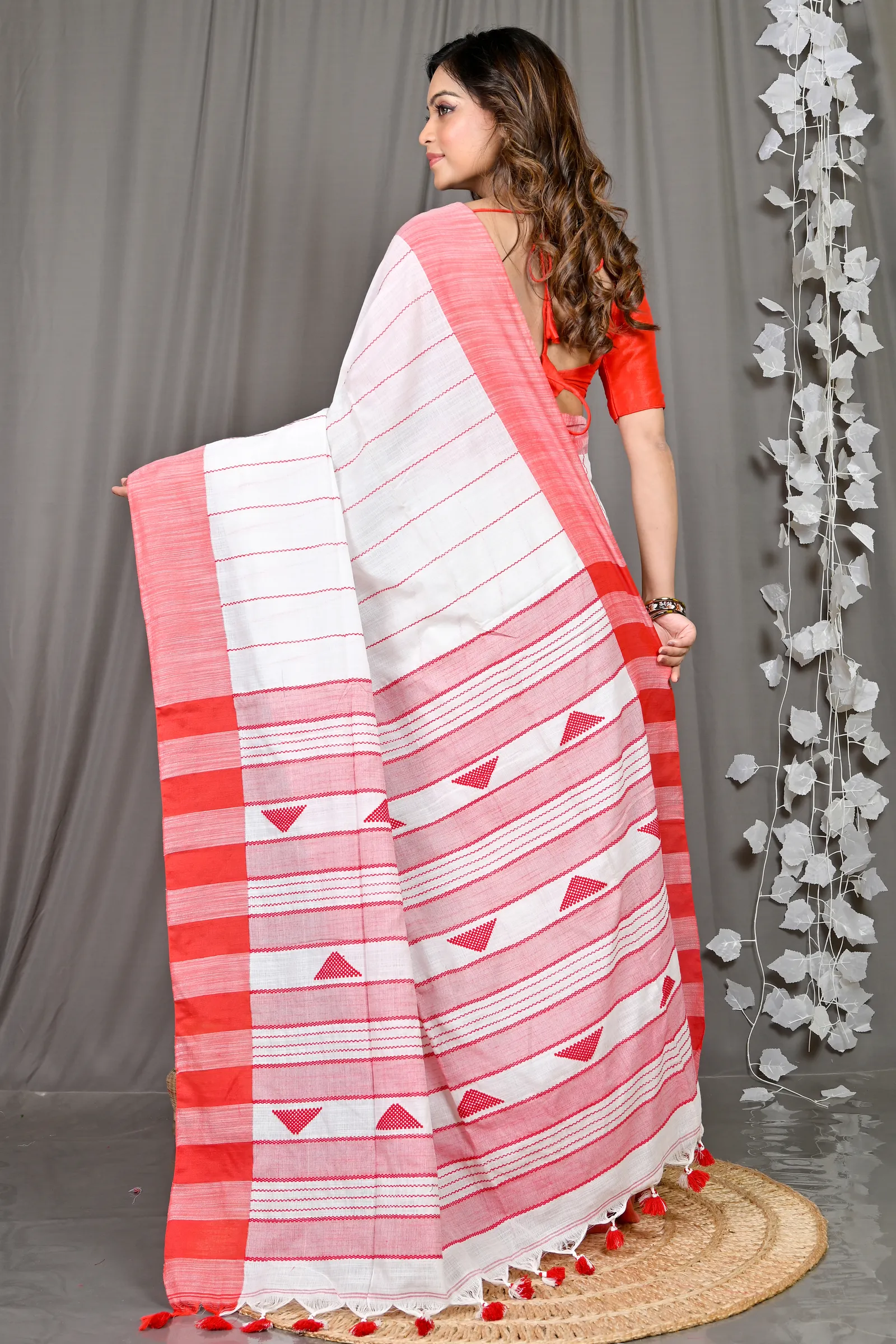 DipDiya Cotton Blended White Red Parnika Grace of Bengal Handloom Sarees
