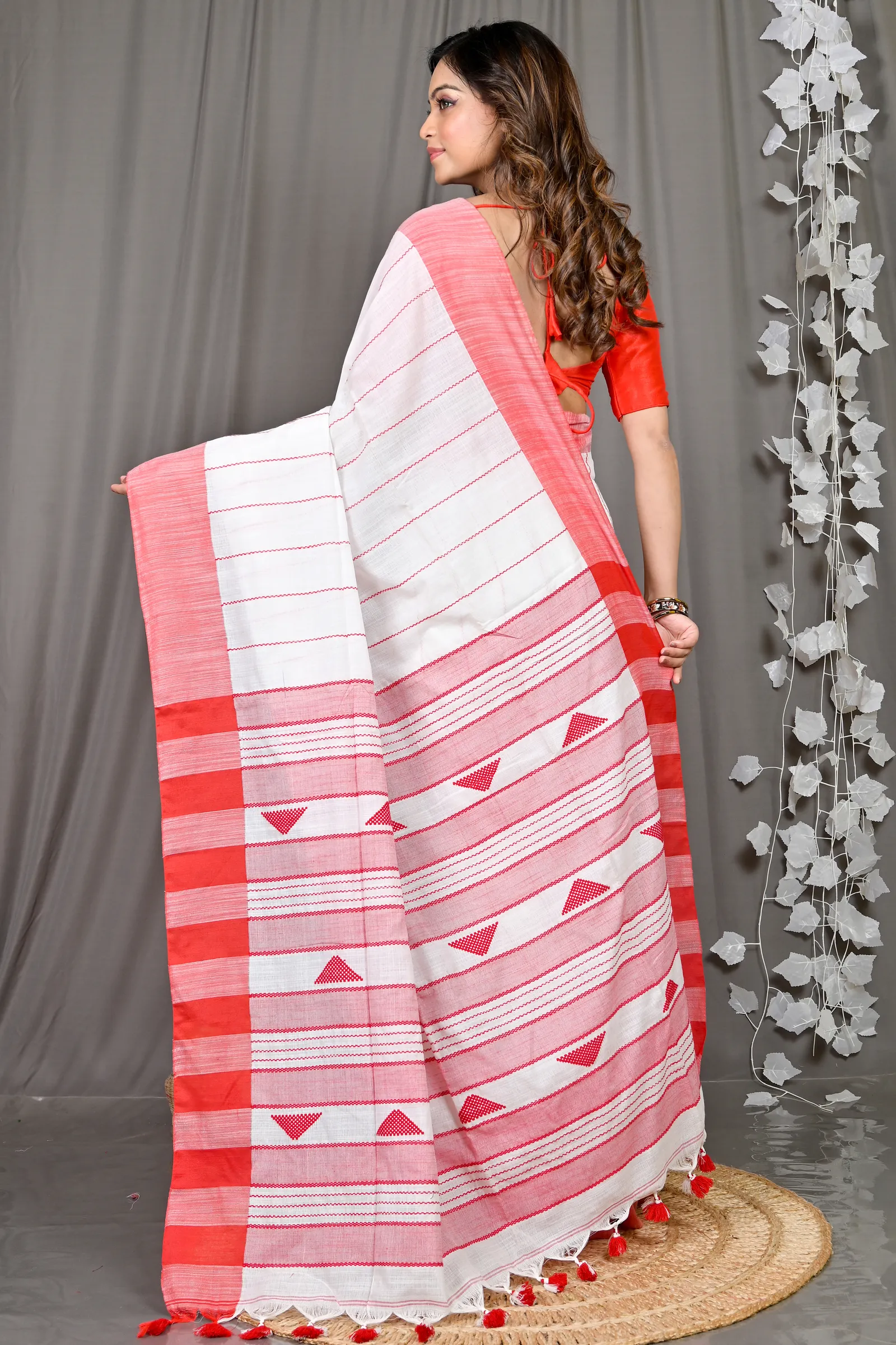 DipDiya Cotton Blended White Red Parnika Grace of Bengal Handloom Sarees