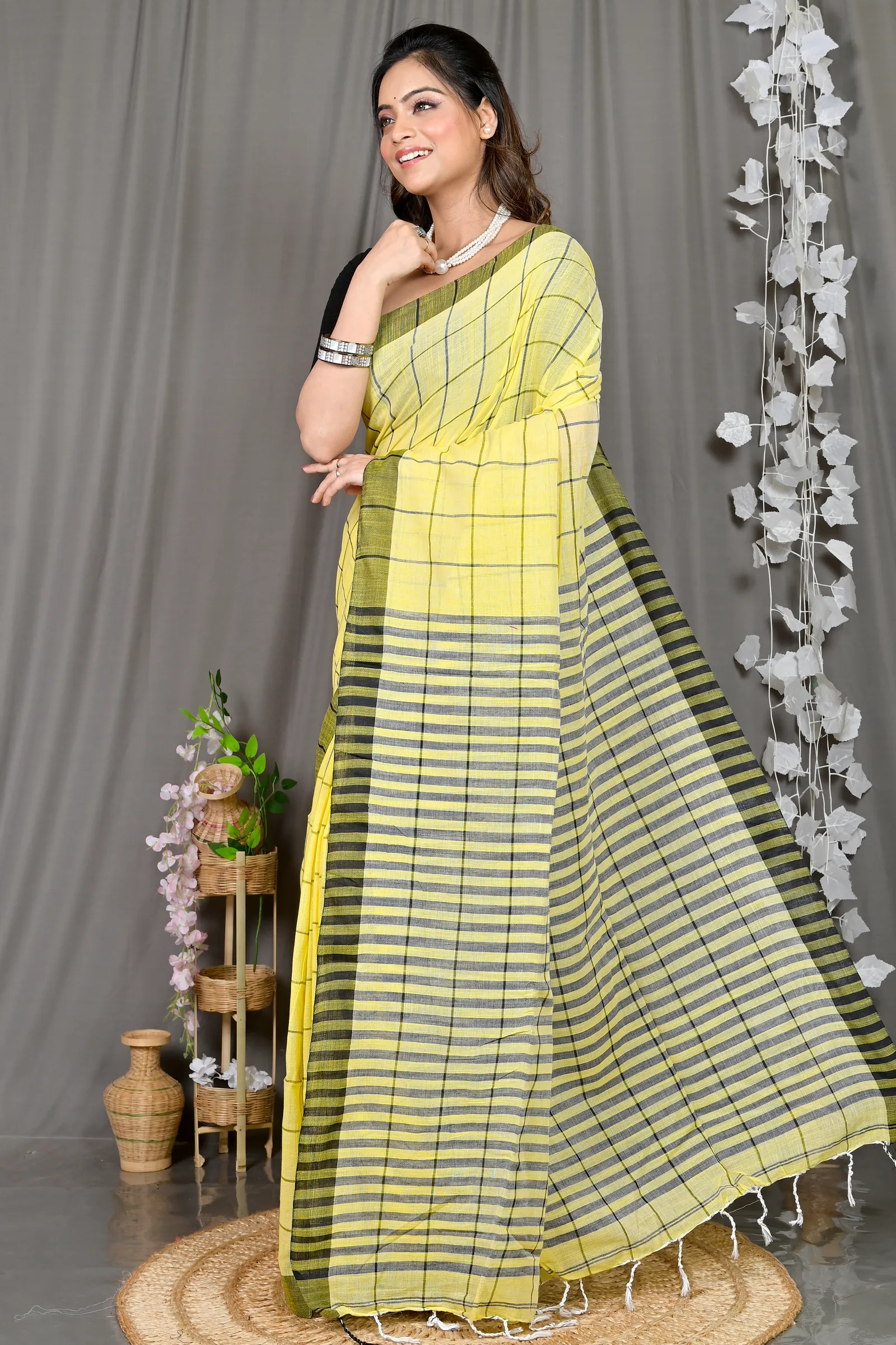 DipDiya Cotton Blended Yellow Parodhi Masterfully Woven Handloom Sarees