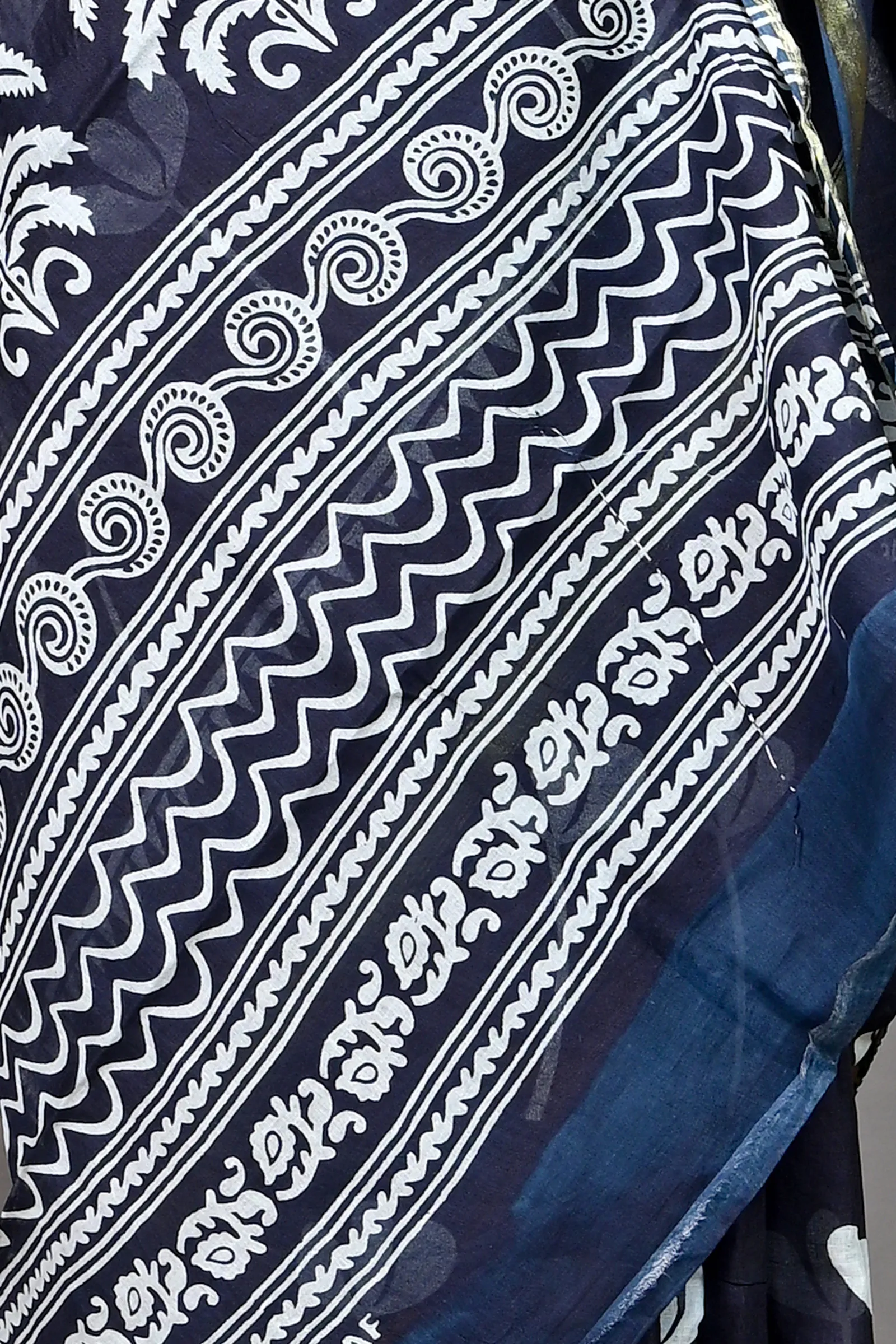 DipDiya Cotton Blue Whitre Soumava Classic Grace Printed Handloom Sarees