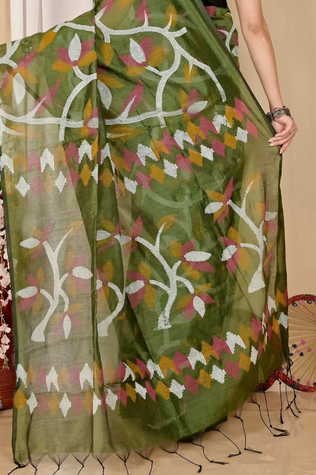 DipDiya Cotton Dark Green Naren Traditional Elegance Handloom Sarees