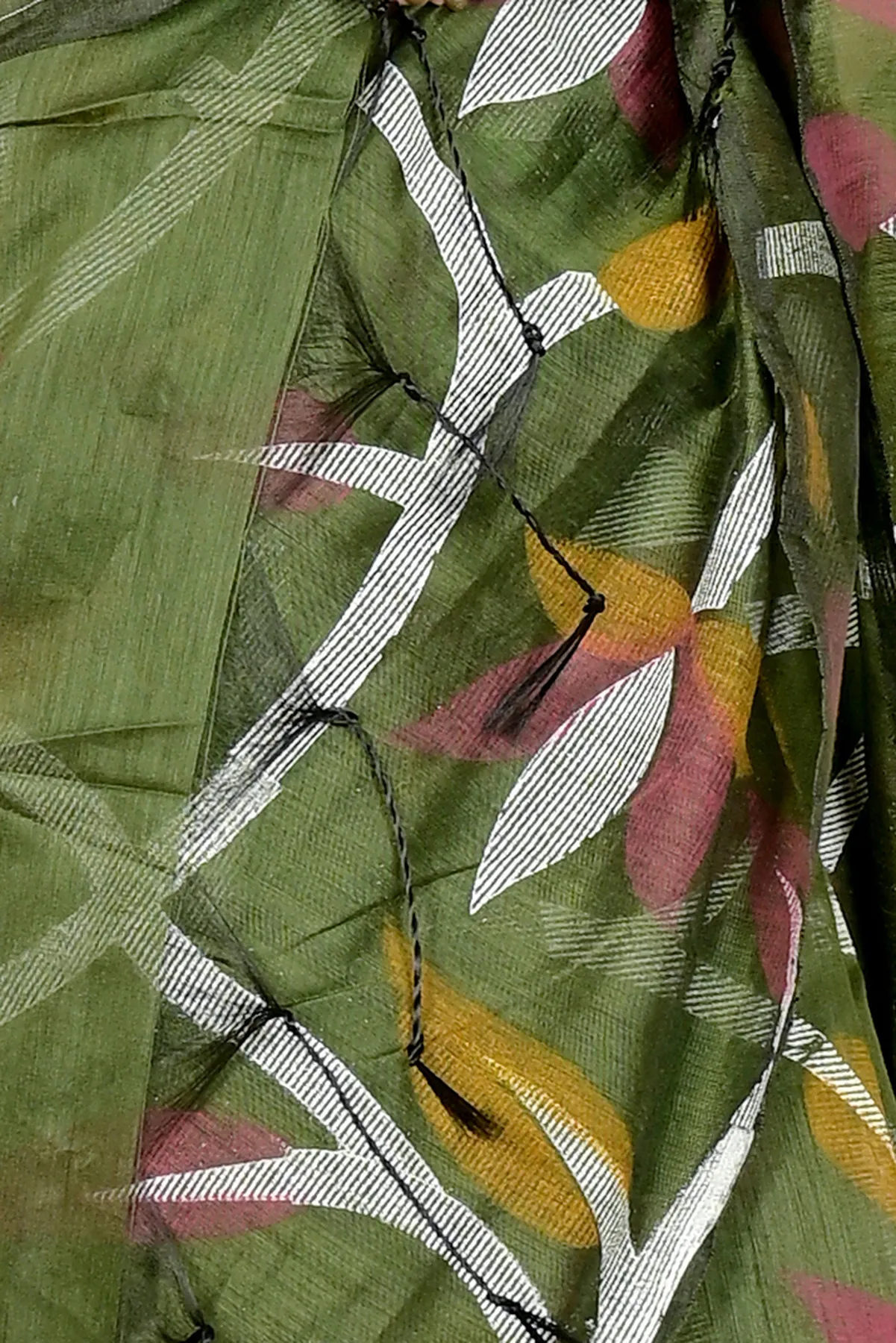 DipDiya Cotton Dark Green Naren Traditional Elegance Handloom Sarees