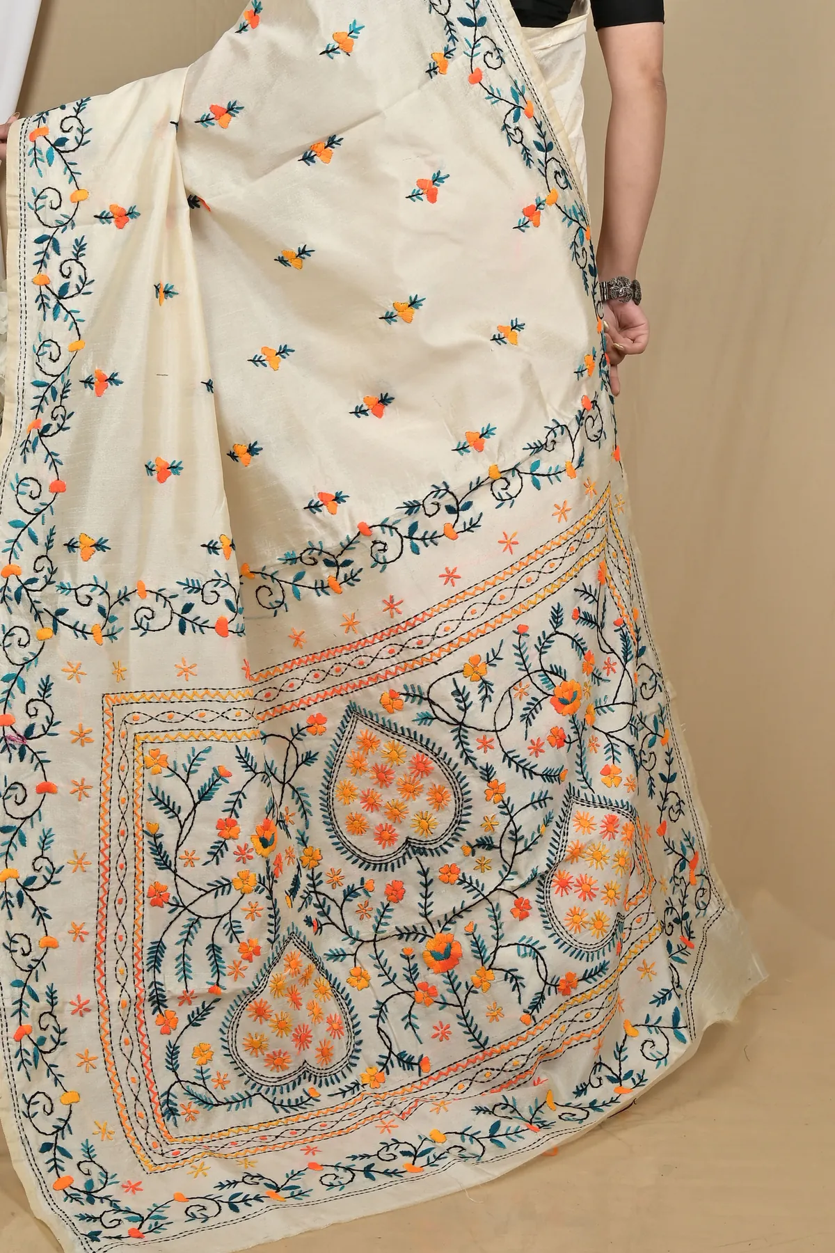 DipDiya Cotton Off-White Piaja Timeless Bengal Kantha Stitch Sarees