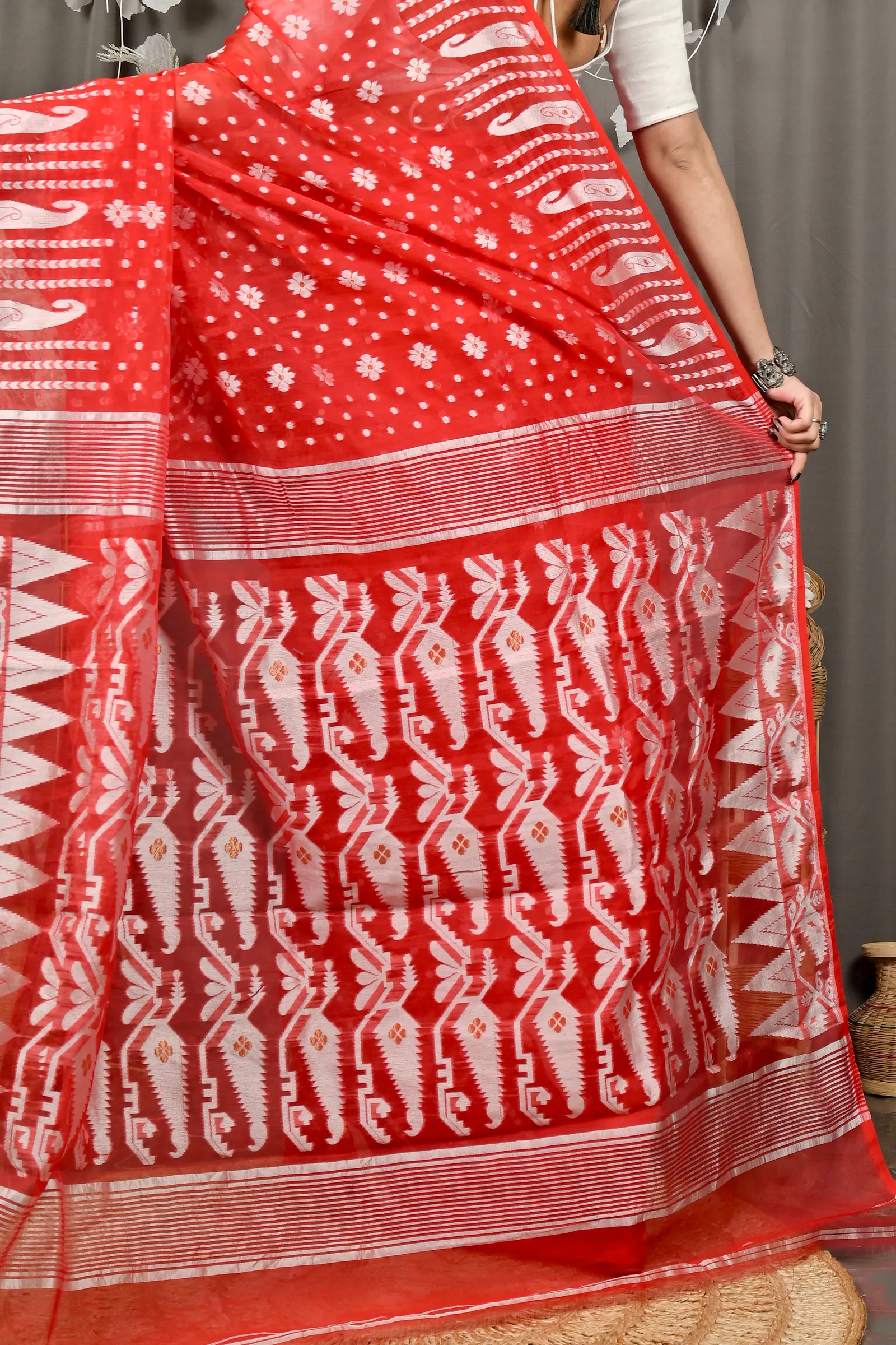 DipDiya Cotton Red Folai Crafted by Artisans Jamdani Sarees