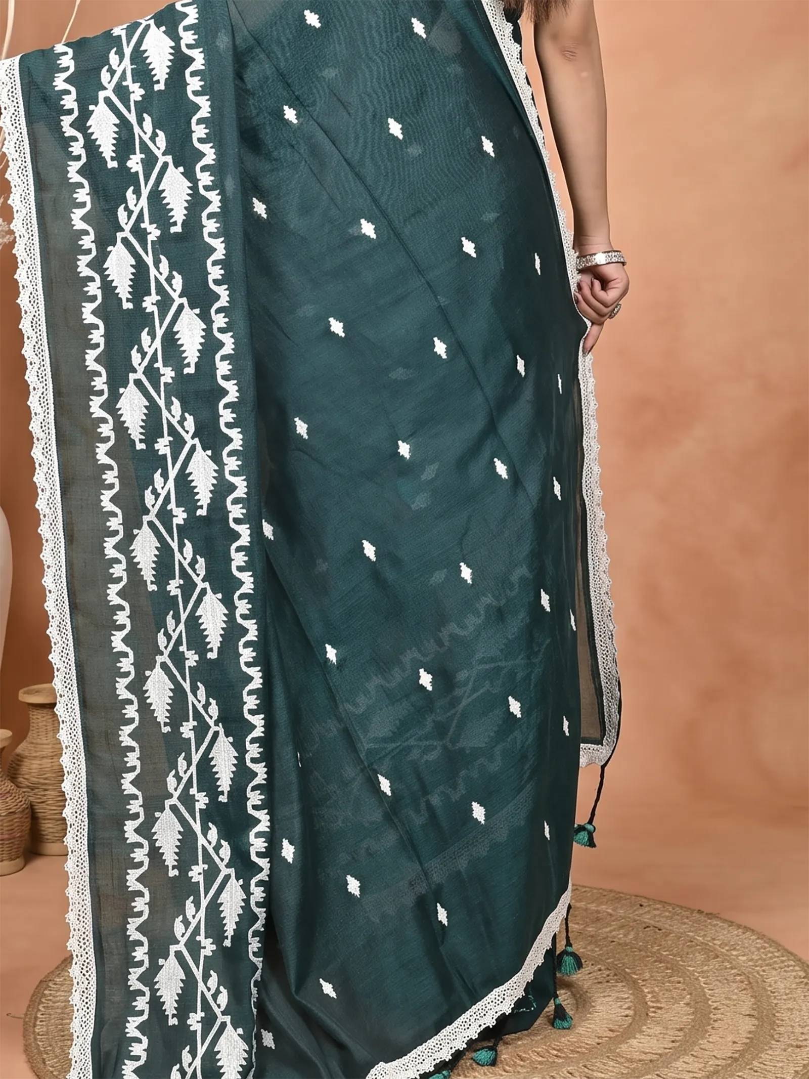 DipDiya Cotton  Traditional Bengali Dark Green Artisan Crafted Parepu Handloom Saree