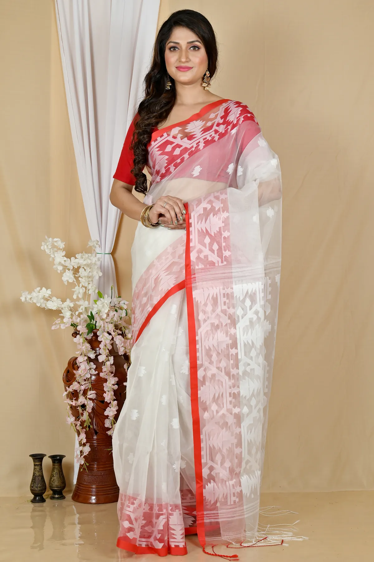 DipDiya Cotton White Monimal Elegance in Every Weave Muslin sarees