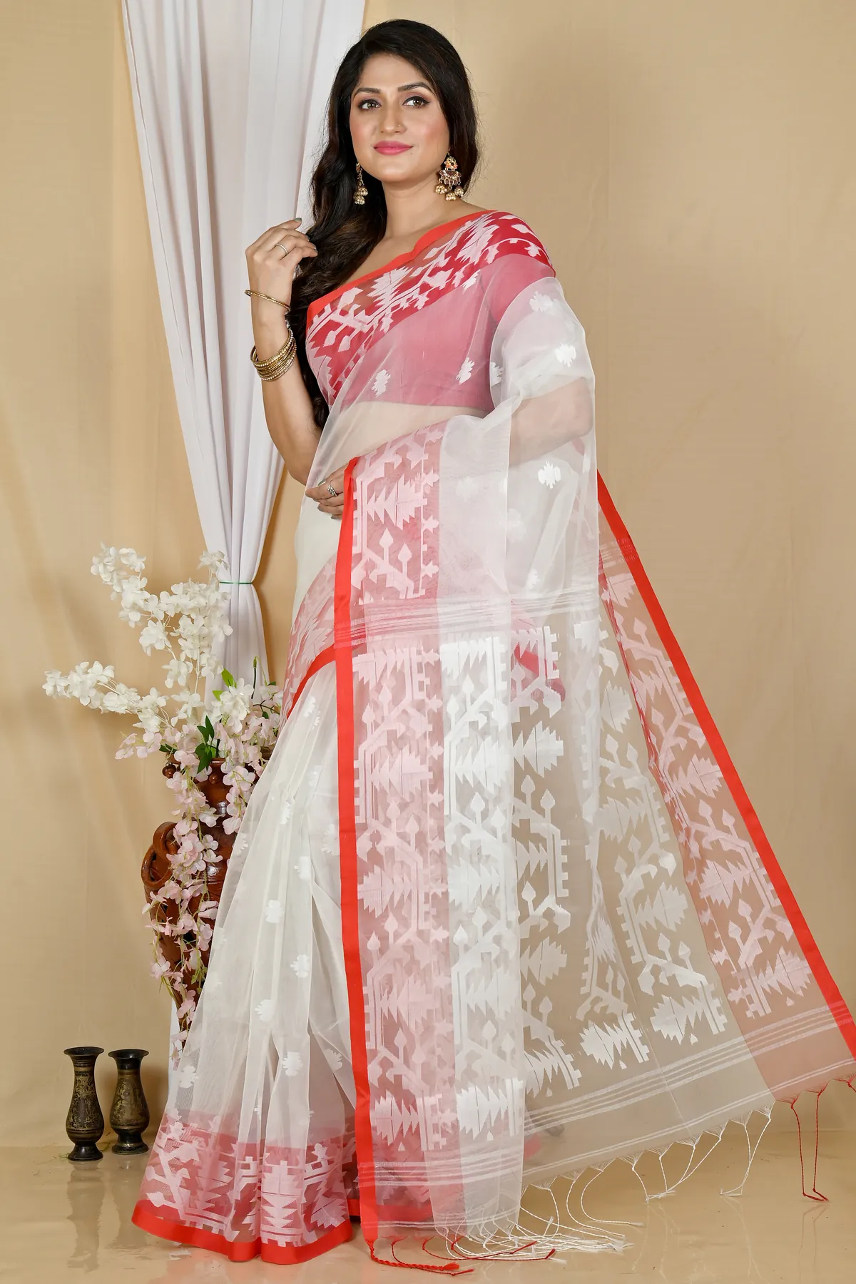 DipDiya Cotton White Monimal Elegance in Every Weave Muslin sarees