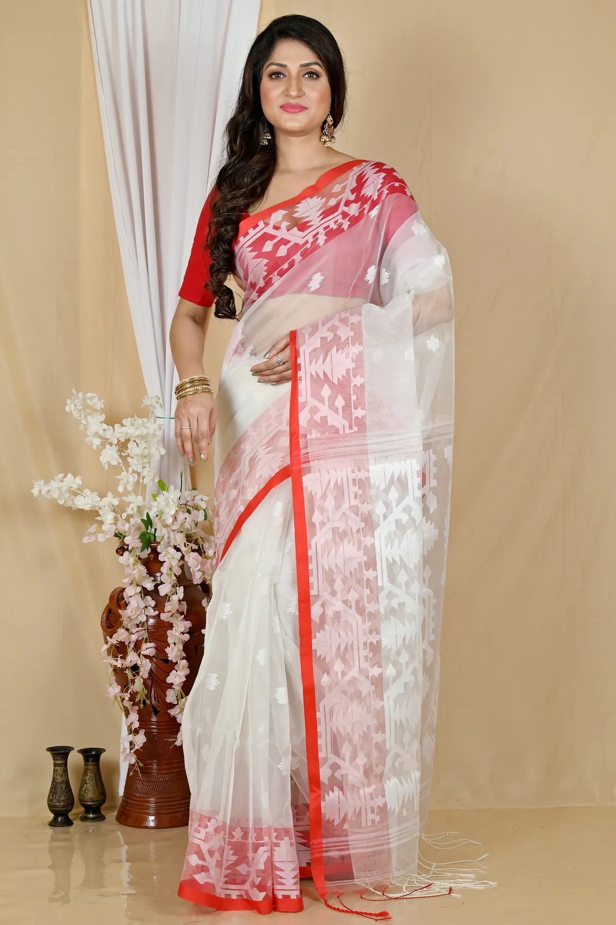 DipDiya Cotton White Monimal Elegance in Every Weave Muslin sarees