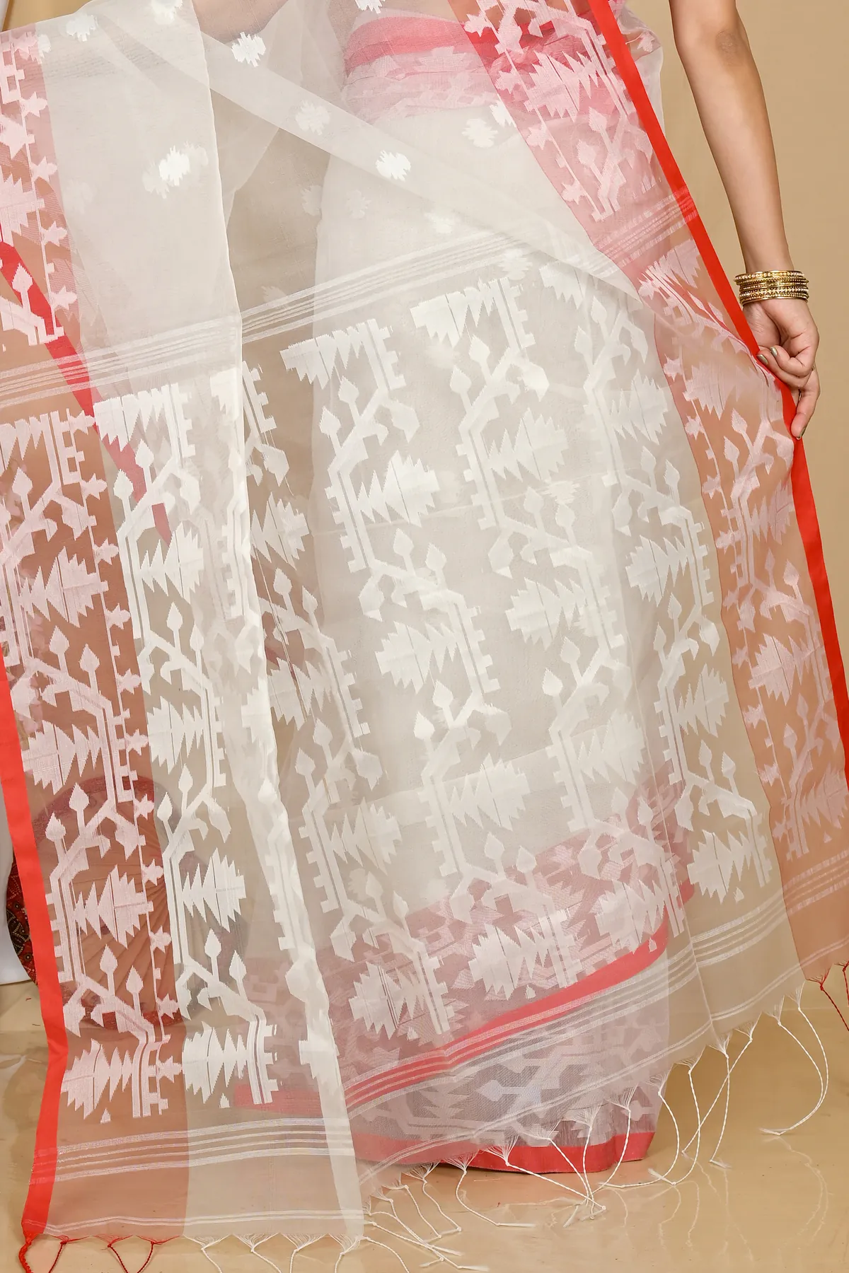 DipDiya Cotton White Monimal Elegance in Every Weave Muslin sarees