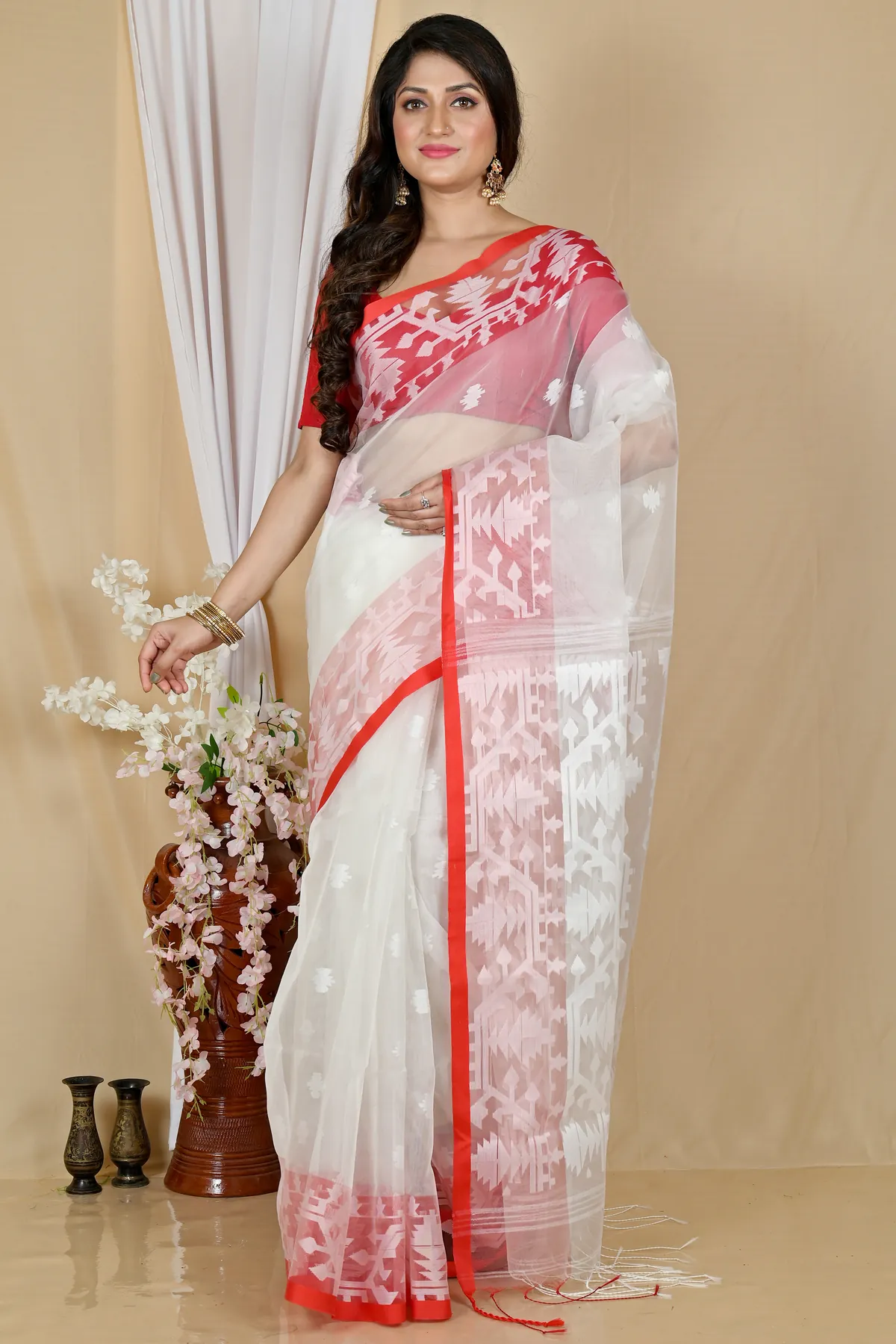 DipDiya Cotton White Monimal Elegance in Every Weave Muslin sarees