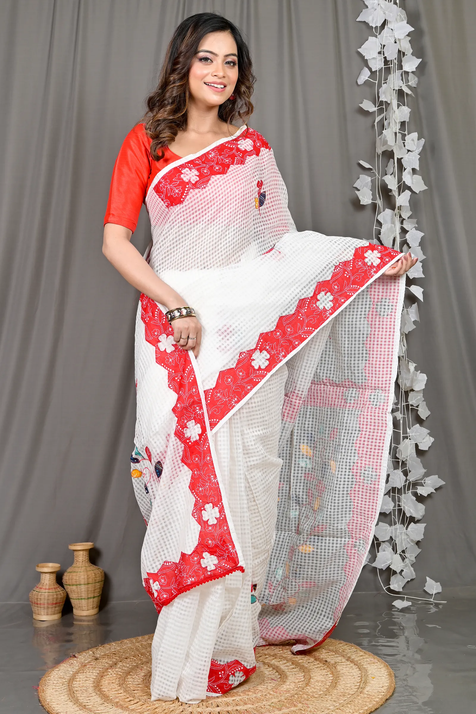 DipDiya Cotton White Red Variti Aplic Masterfully Woven Applique Sarees