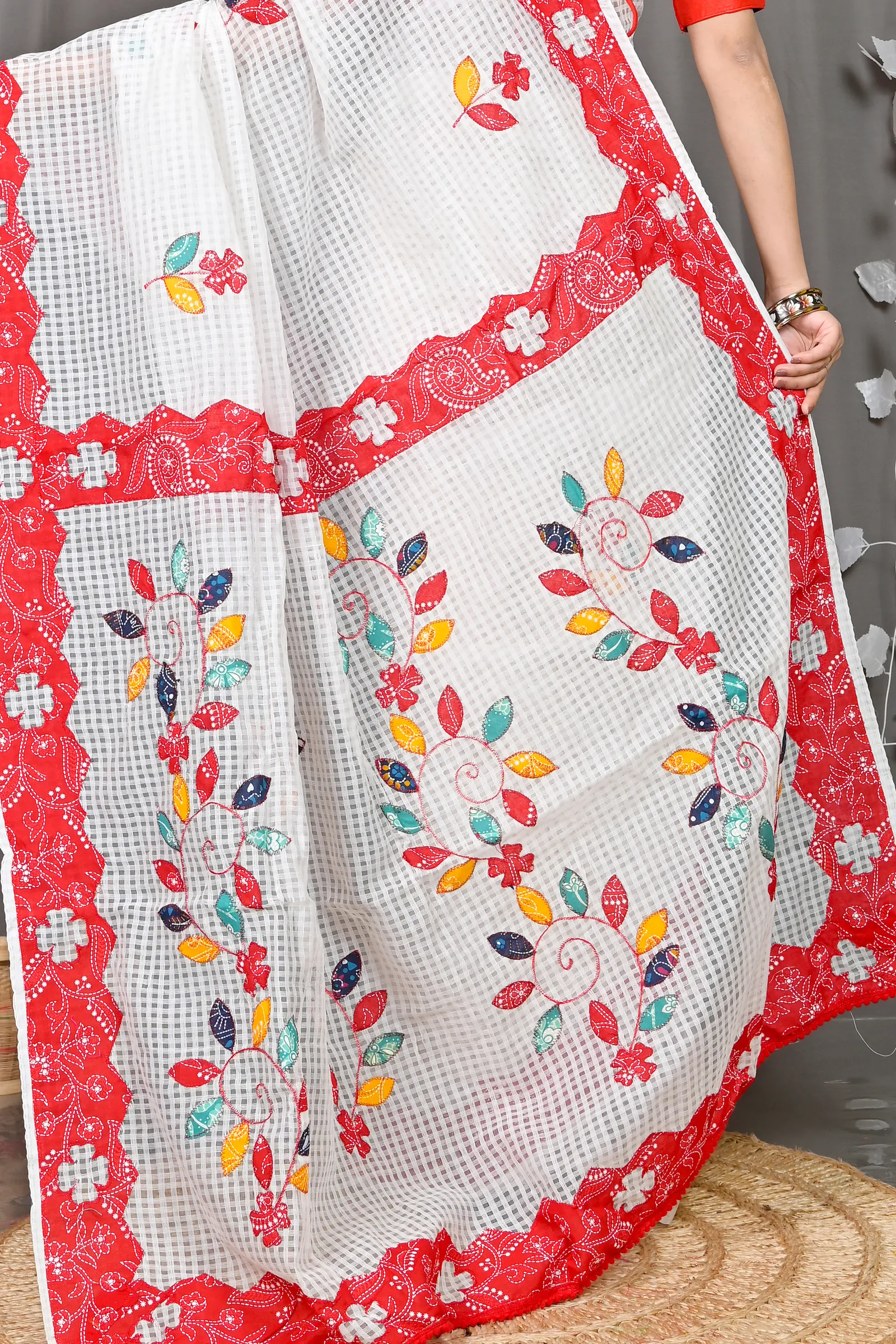 DipDiya Cotton White Red Variti Aplic Masterfully Woven Applique Sarees
