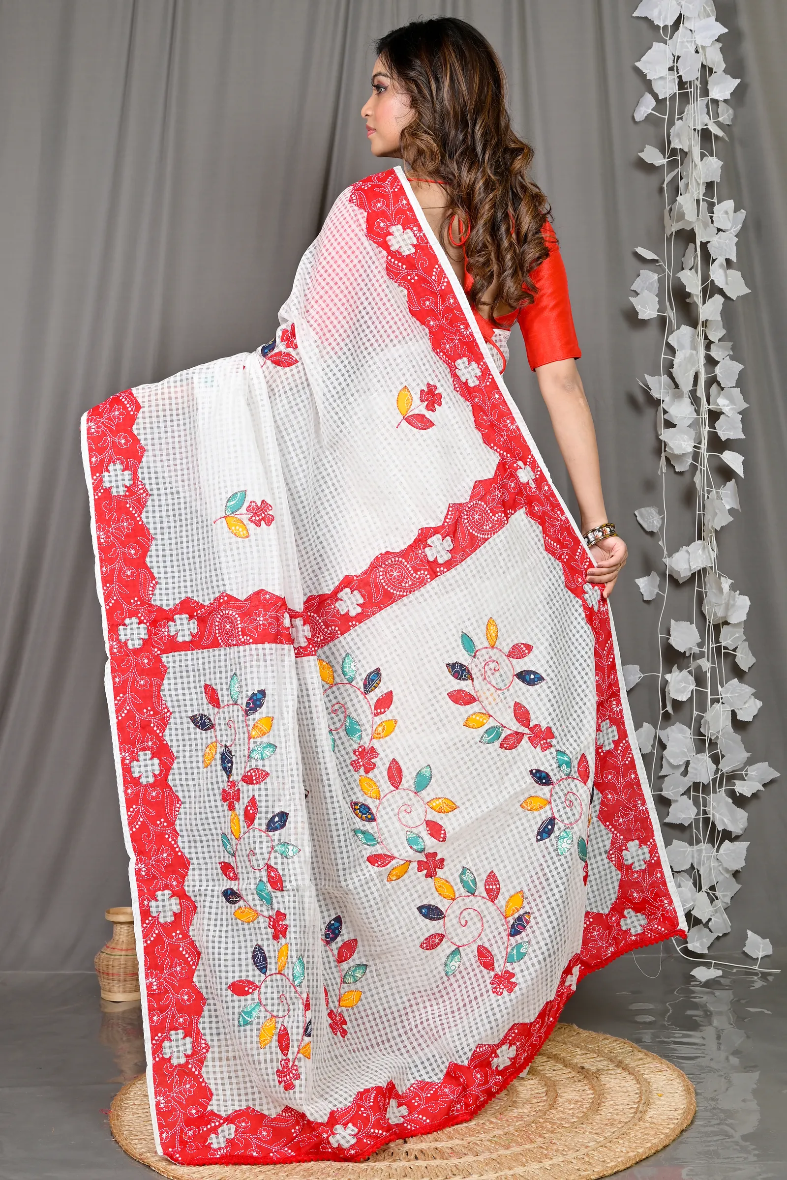 DipDiya Cotton White Red Variti Aplic Masterfully Woven Applique Sarees