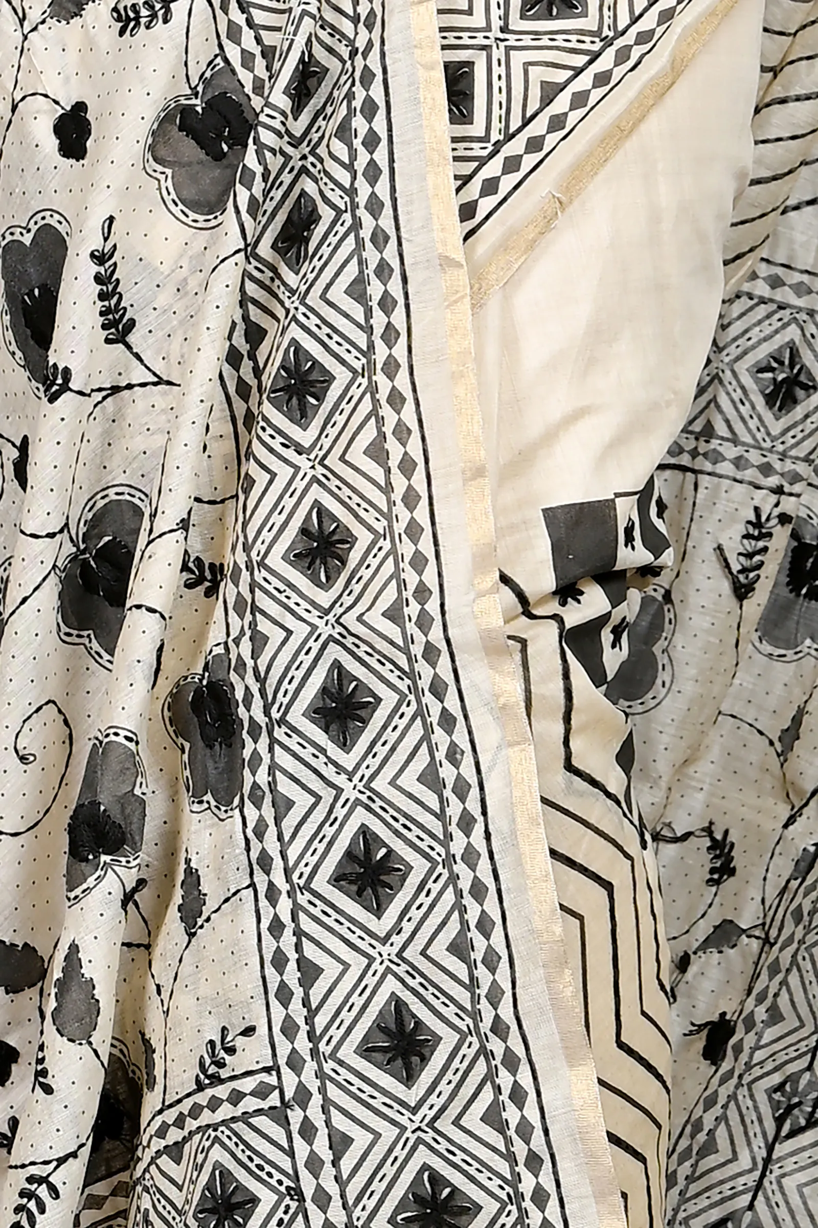 DipDiya Cotton White Varitikath Elegant by Tradition Kantha Stitch Sarees