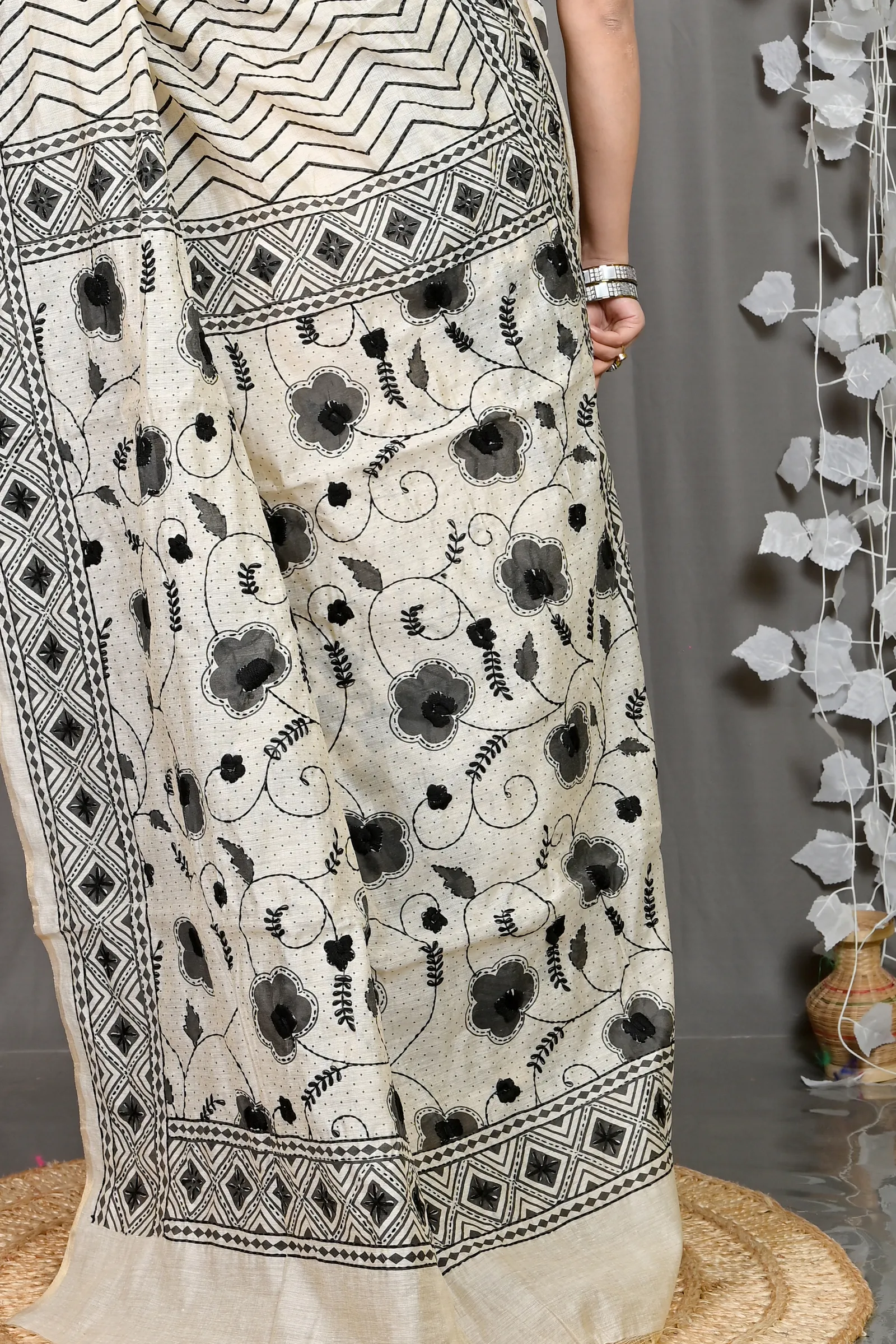 DipDiya Cotton White Varitikath Elegant by Tradition Kantha Stitch Sarees