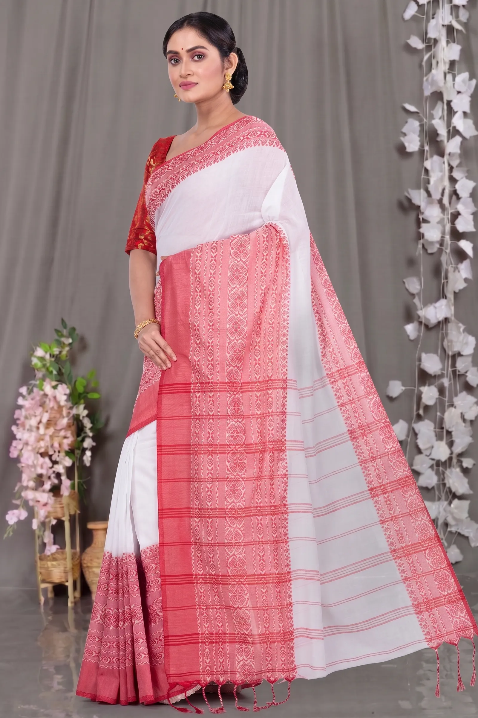 DipDiya Pure Cotton  Artisan Crafted White Traditional Bengali Begompuri Hand Handloom Saree