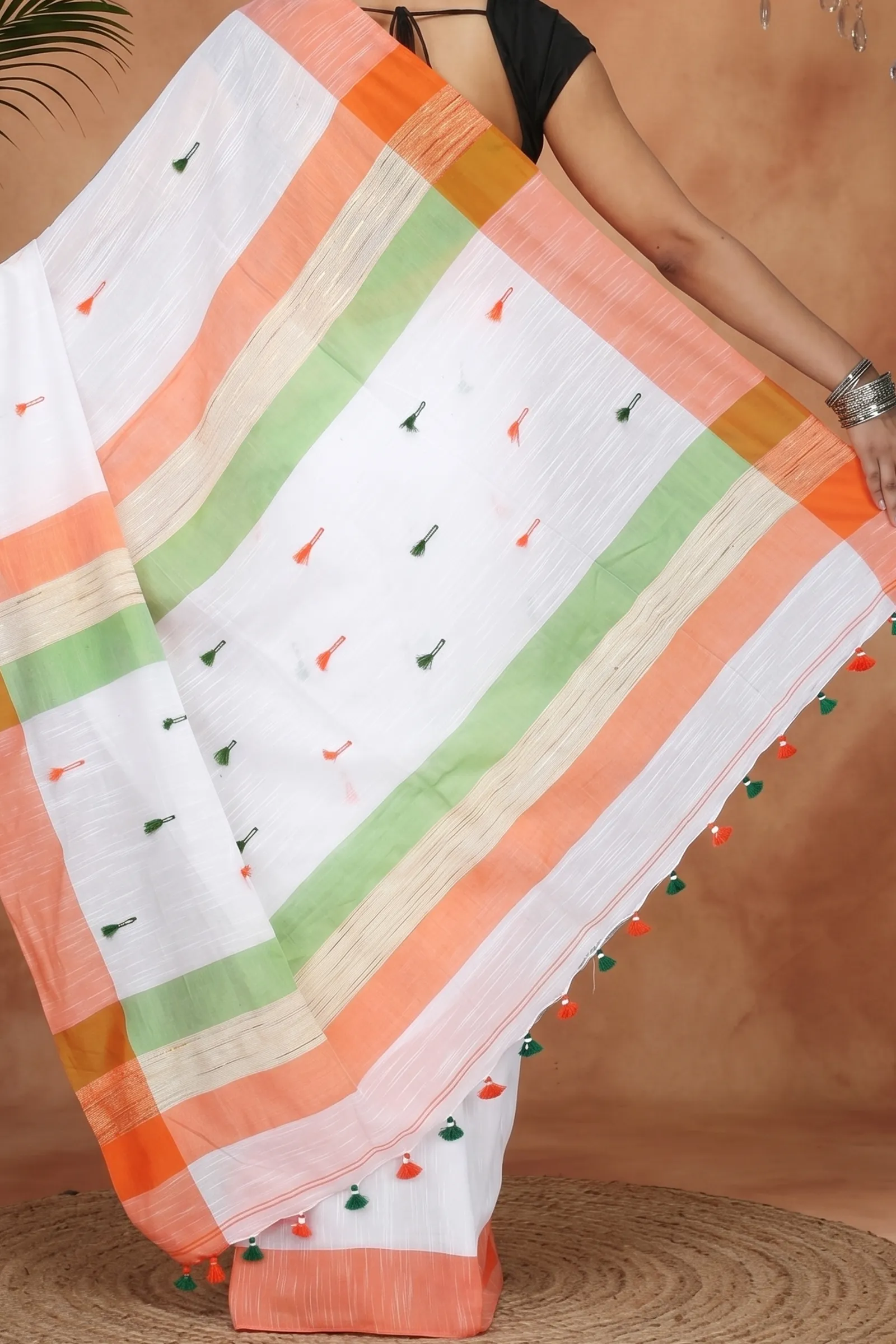 DipDiya Pure Cotton  Artisan Crafted White Traditional Bengali Clacial Desigined Handloom Saree