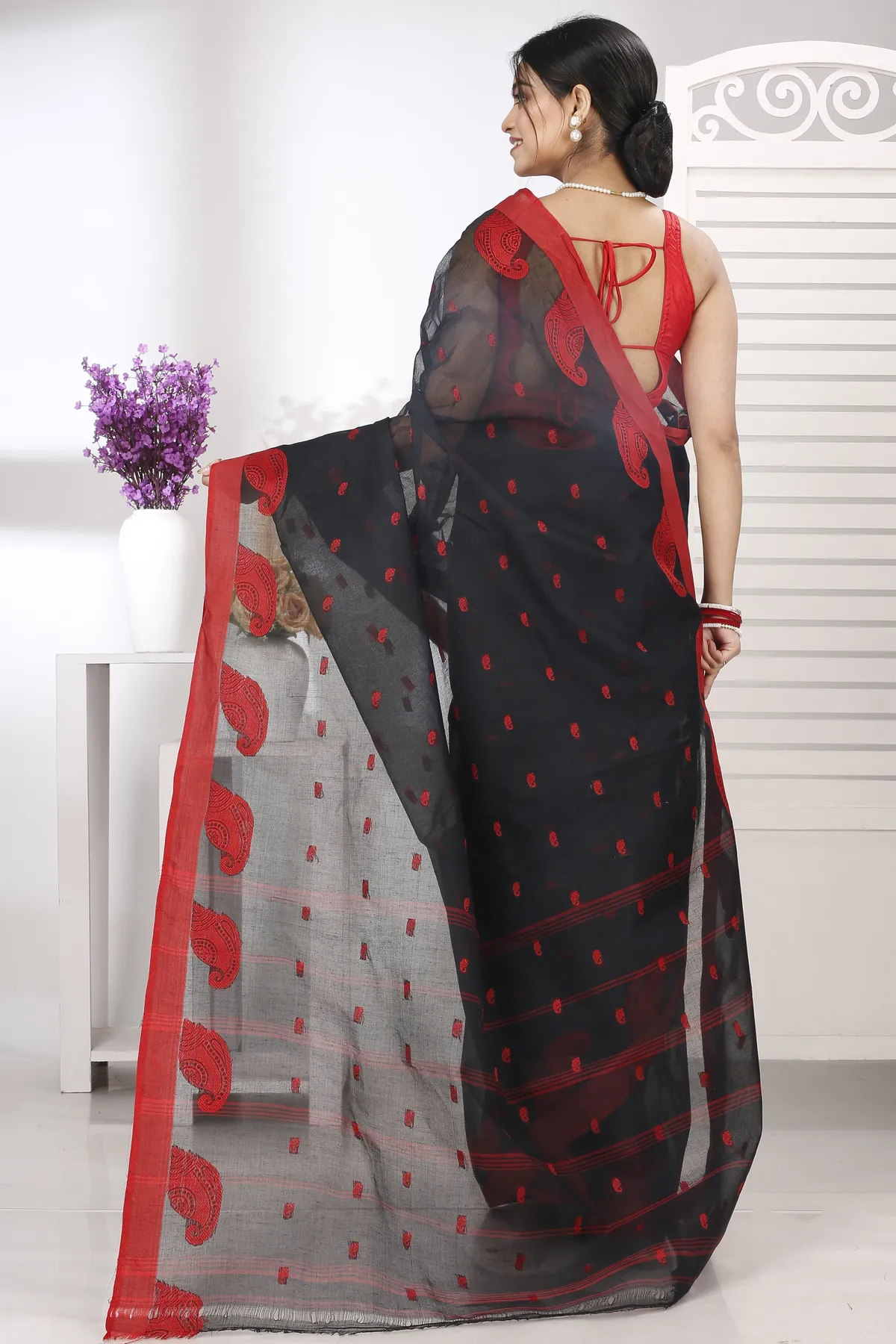 DipDiya Pure Cotton Black Epto Shonko Elegance in Every Weave Tant Sarees