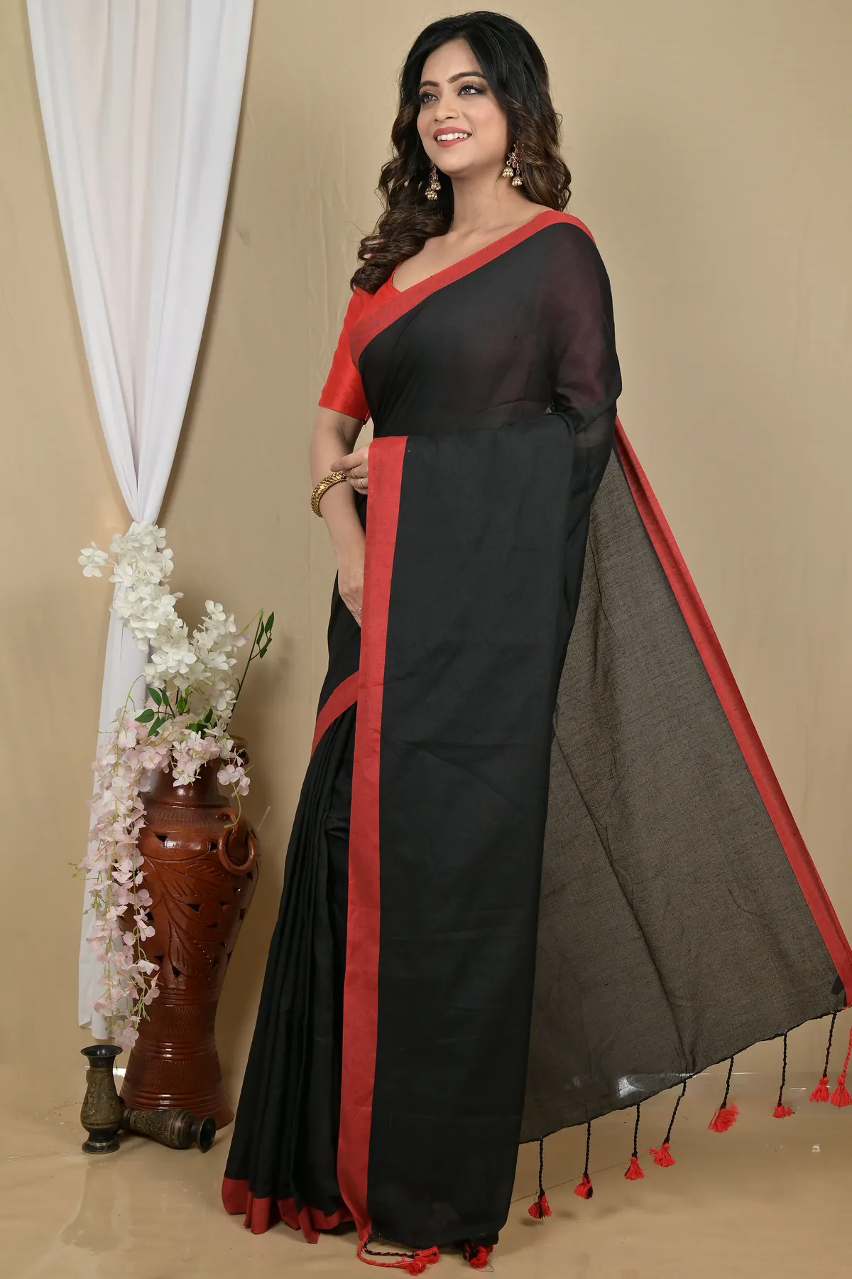 DipDiya Pure Cotton Black Gittu Classic Grace Handloom Sarees