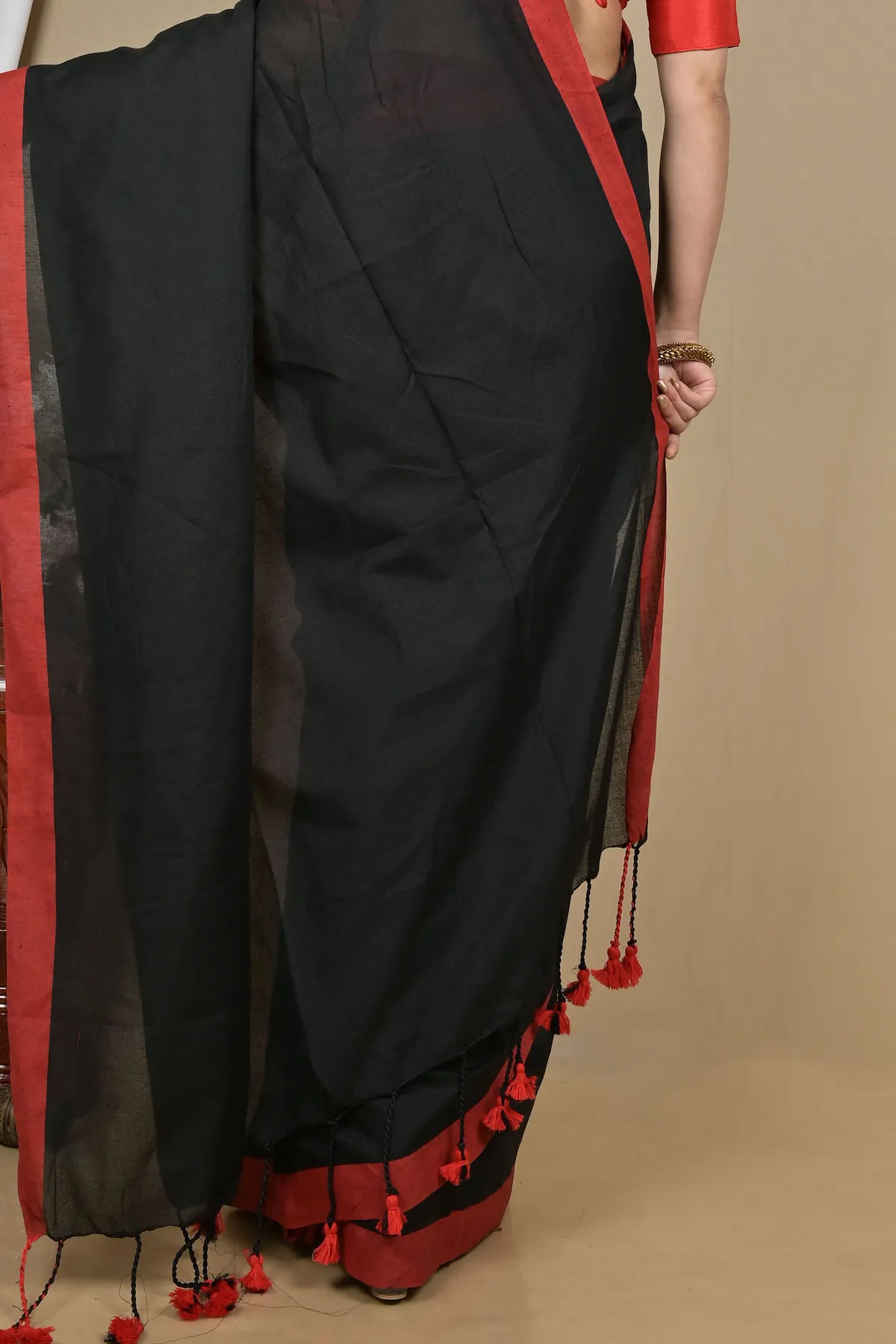 DipDiya Pure Cotton Black Gittu Classic Grace Handloom Sarees