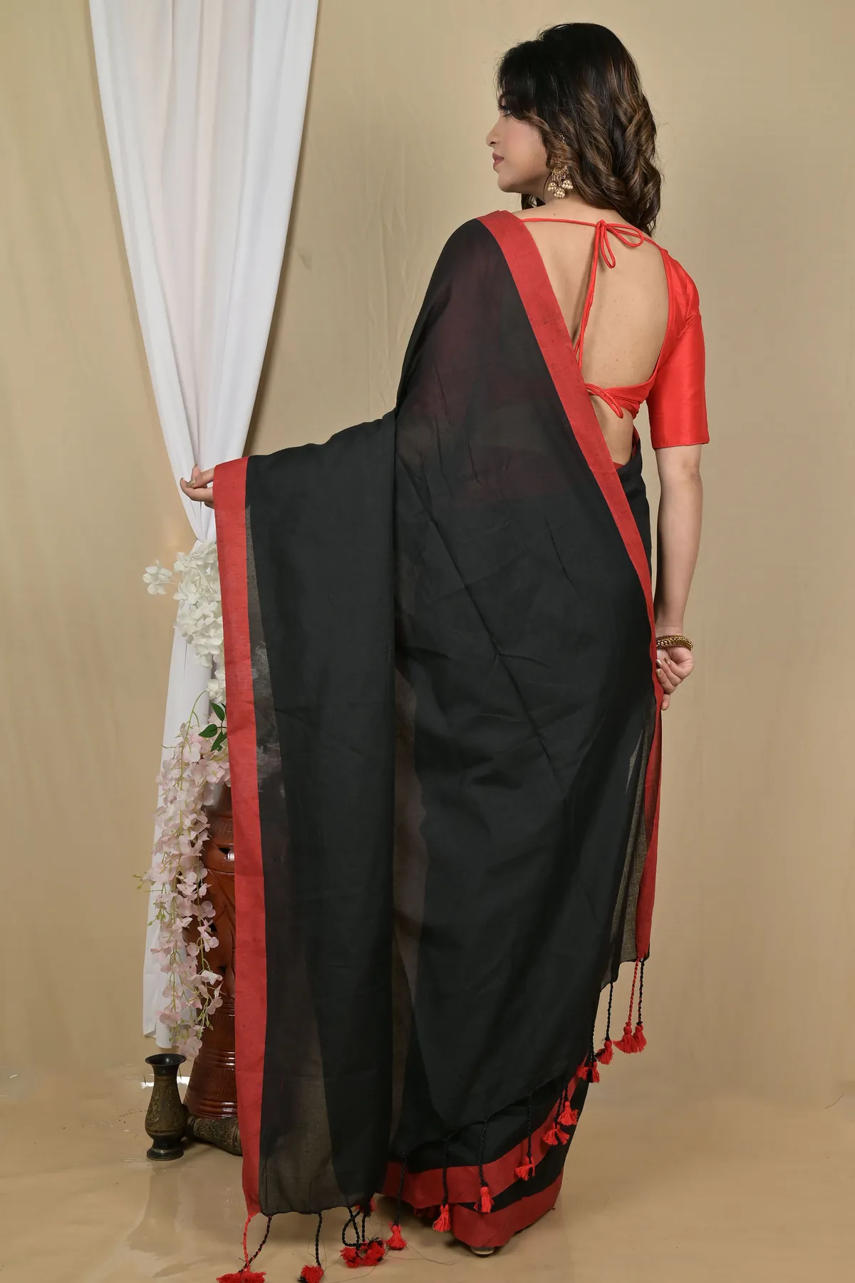 DipDiya Pure Cotton Black Gittu Classic Grace Handloom Sarees