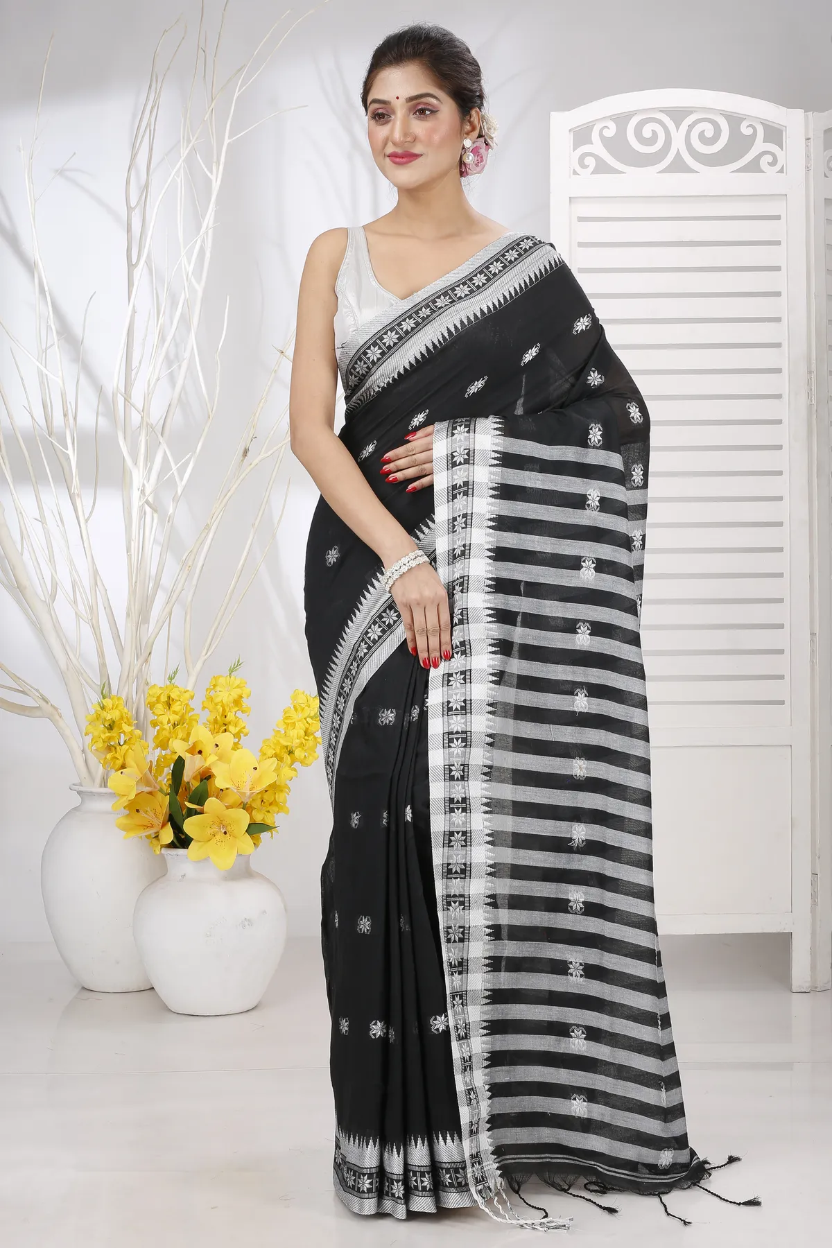 DipDiya Pure Cotton Black Guti Hand Elegance in Every Weave Handloom Sarees