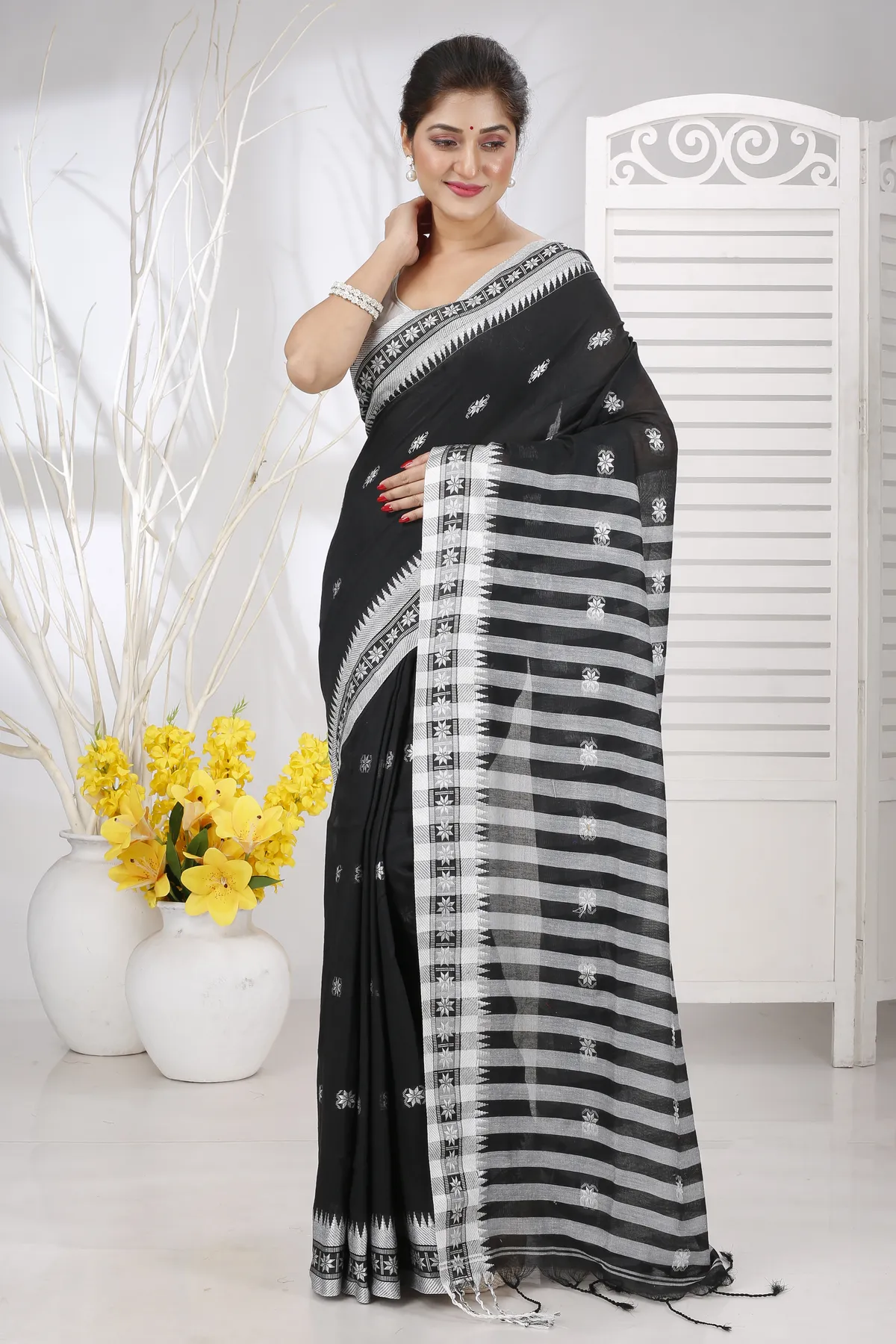 DipDiya Pure Cotton Black Guti Hand Elegance in Every Weave Handloom Sarees
