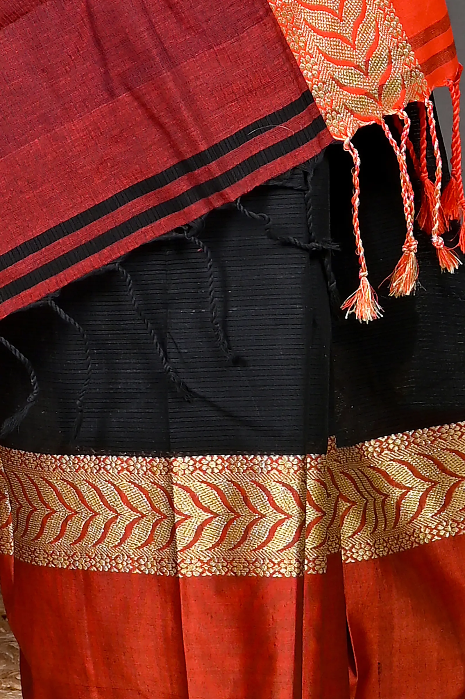 DipDiya Pure Cotton Black Parvin Woven with Tradition Tant Sarees