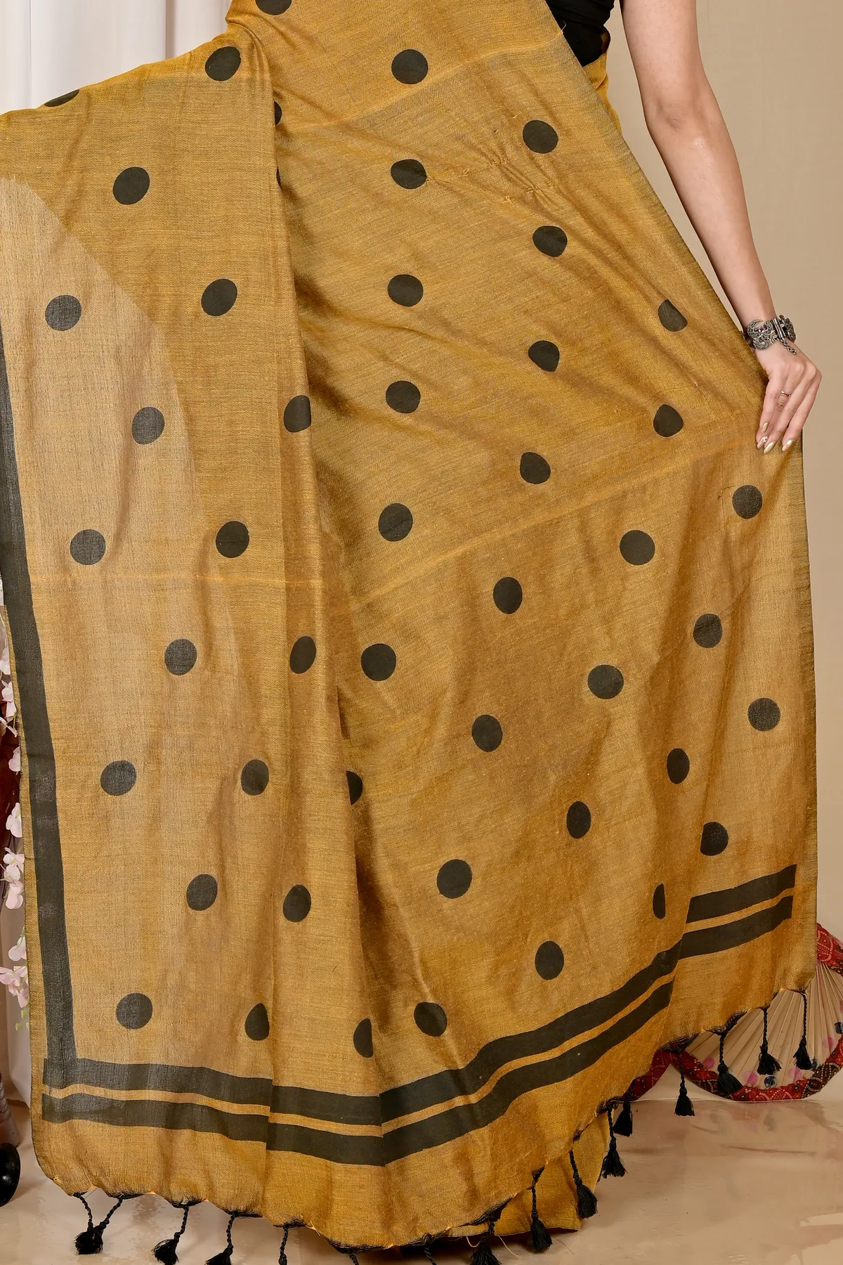 DipDiya Pure Cotton Brown Tip Handcrafted Elegance Handloom Sarees
