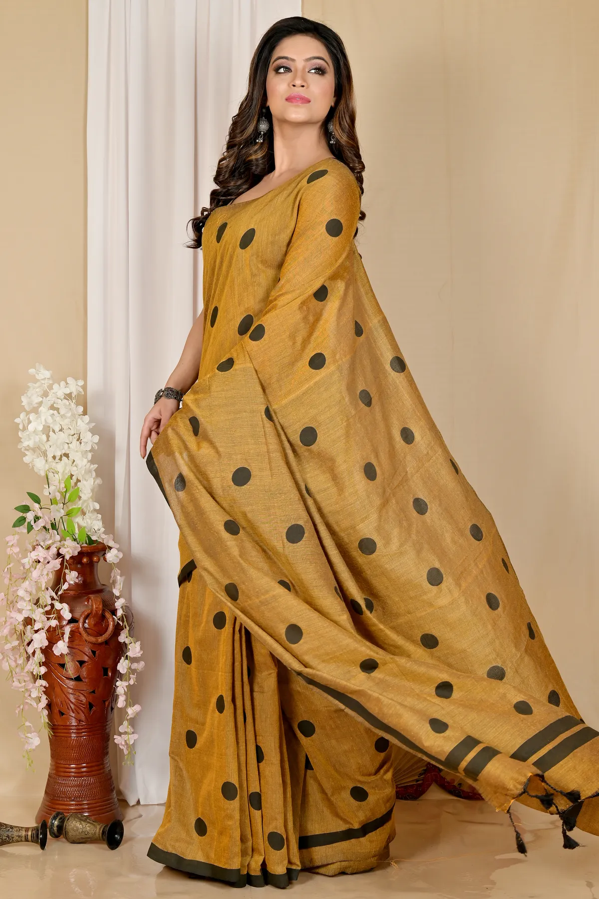 DipDiya Pure Cotton Brown Tip Handcrafted Elegance Handloom Sarees