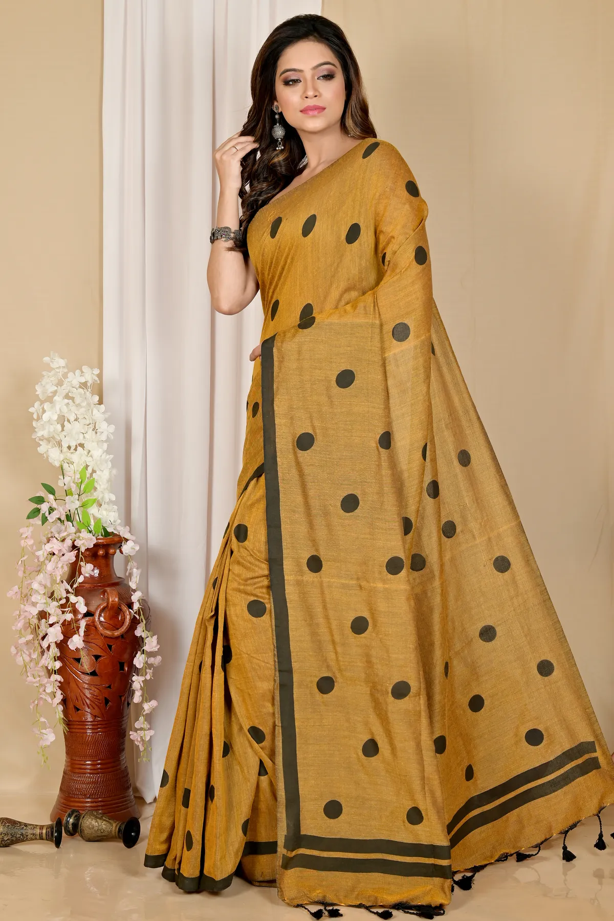 DipDiya Pure Cotton Brown Tip Handcrafted Elegance Handloom Sarees