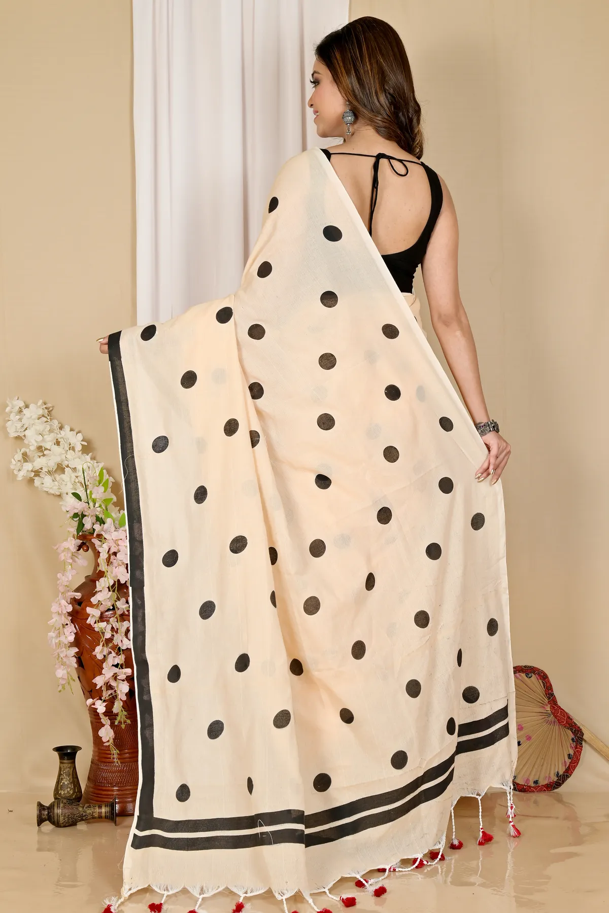 DipDiya Pure Cotton Cream Tip Tradition in Every Thread Handloom Sarees