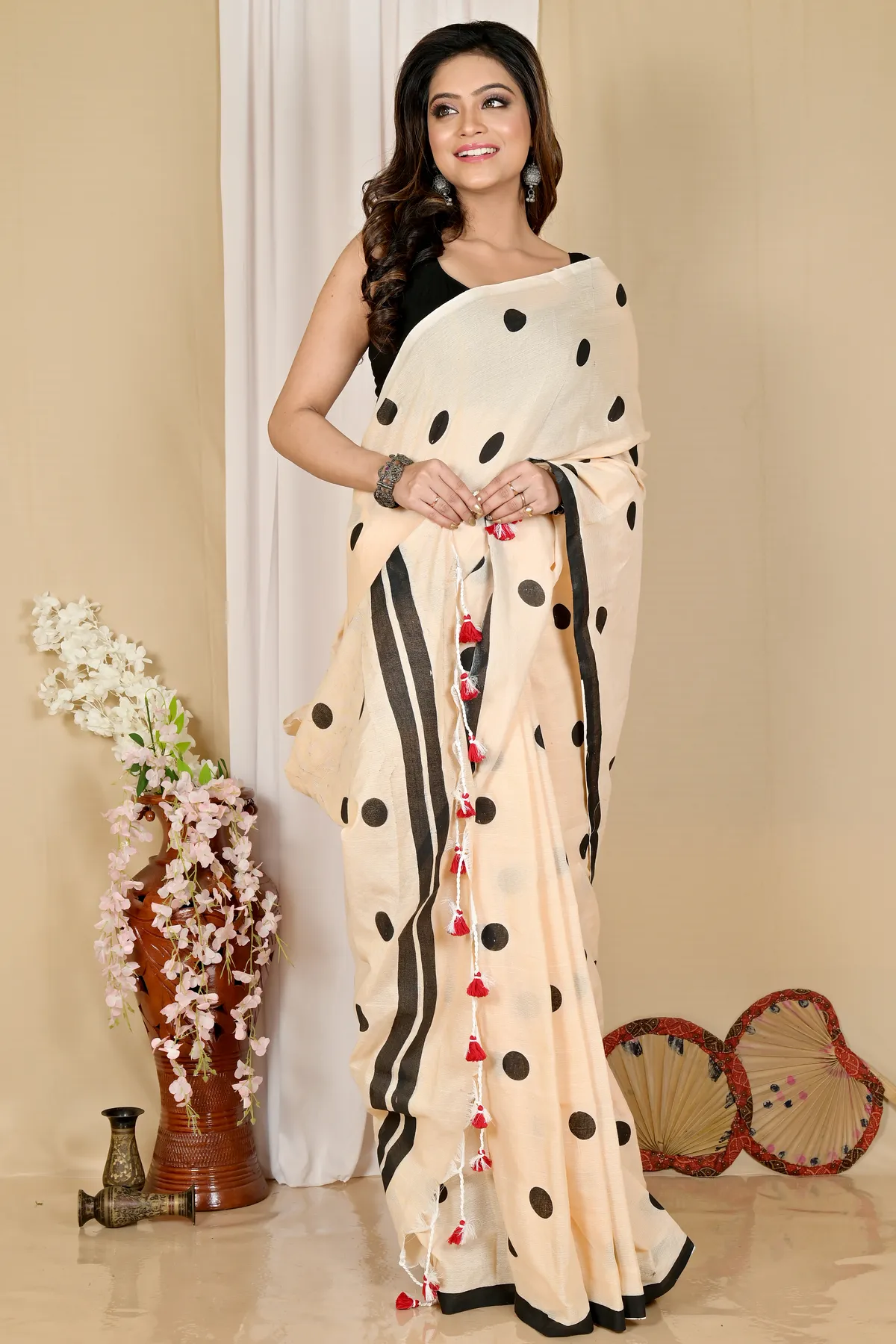 DipDiya Pure Cotton Cream Tip Tradition in Every Thread Handloom Sarees