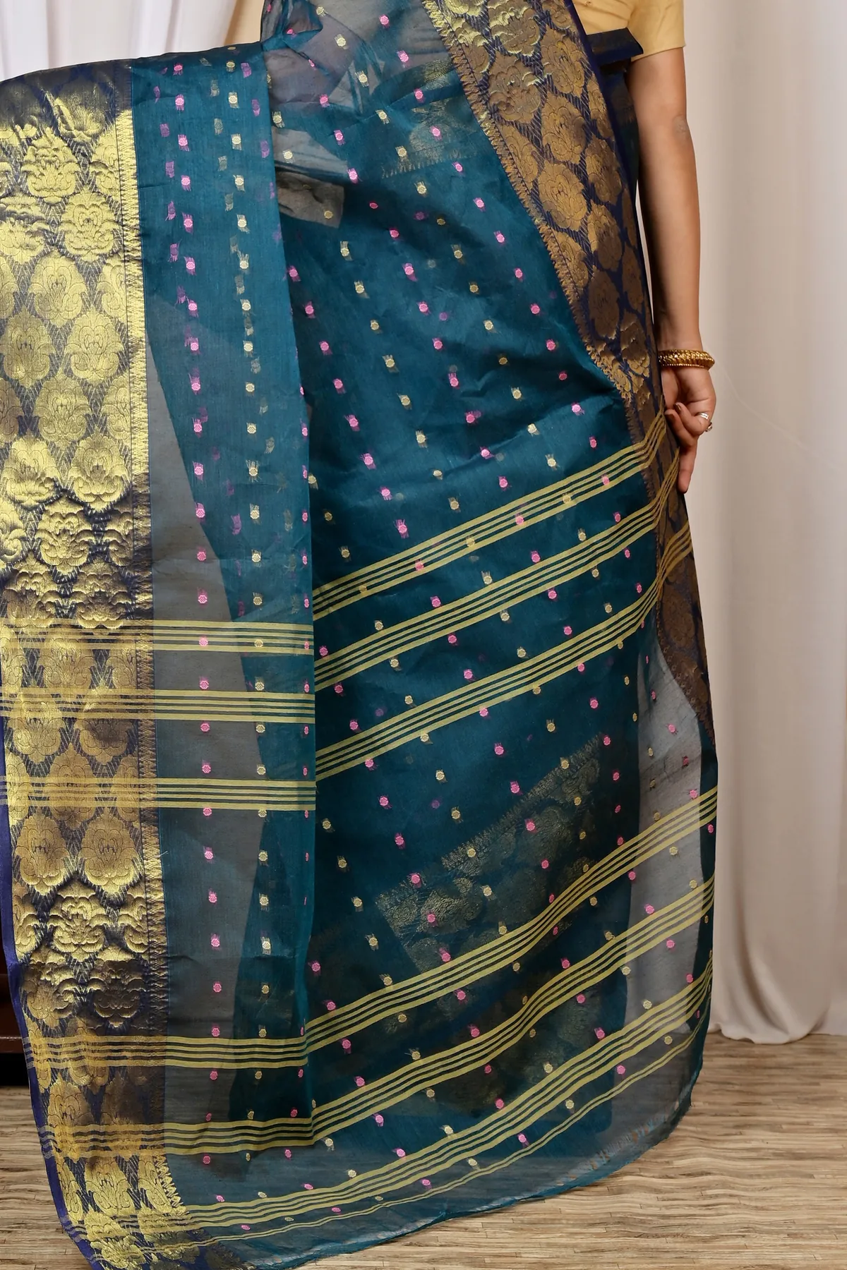 DipDiya Pure Cotton Dark Green Asmanito Masterfully Woven Tant Sarees
