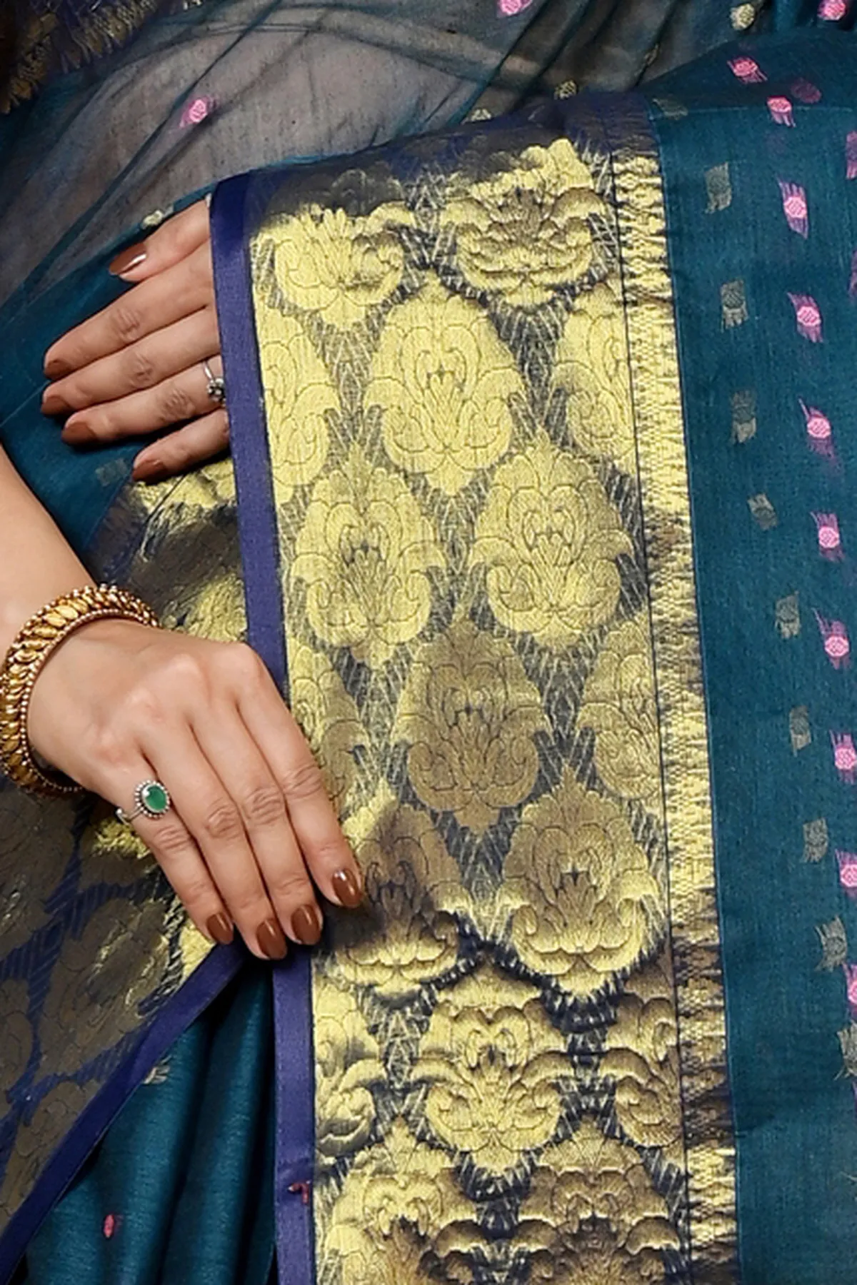 DipDiya Pure Cotton Dark Green Asmanito Masterfully Woven Tant Sarees