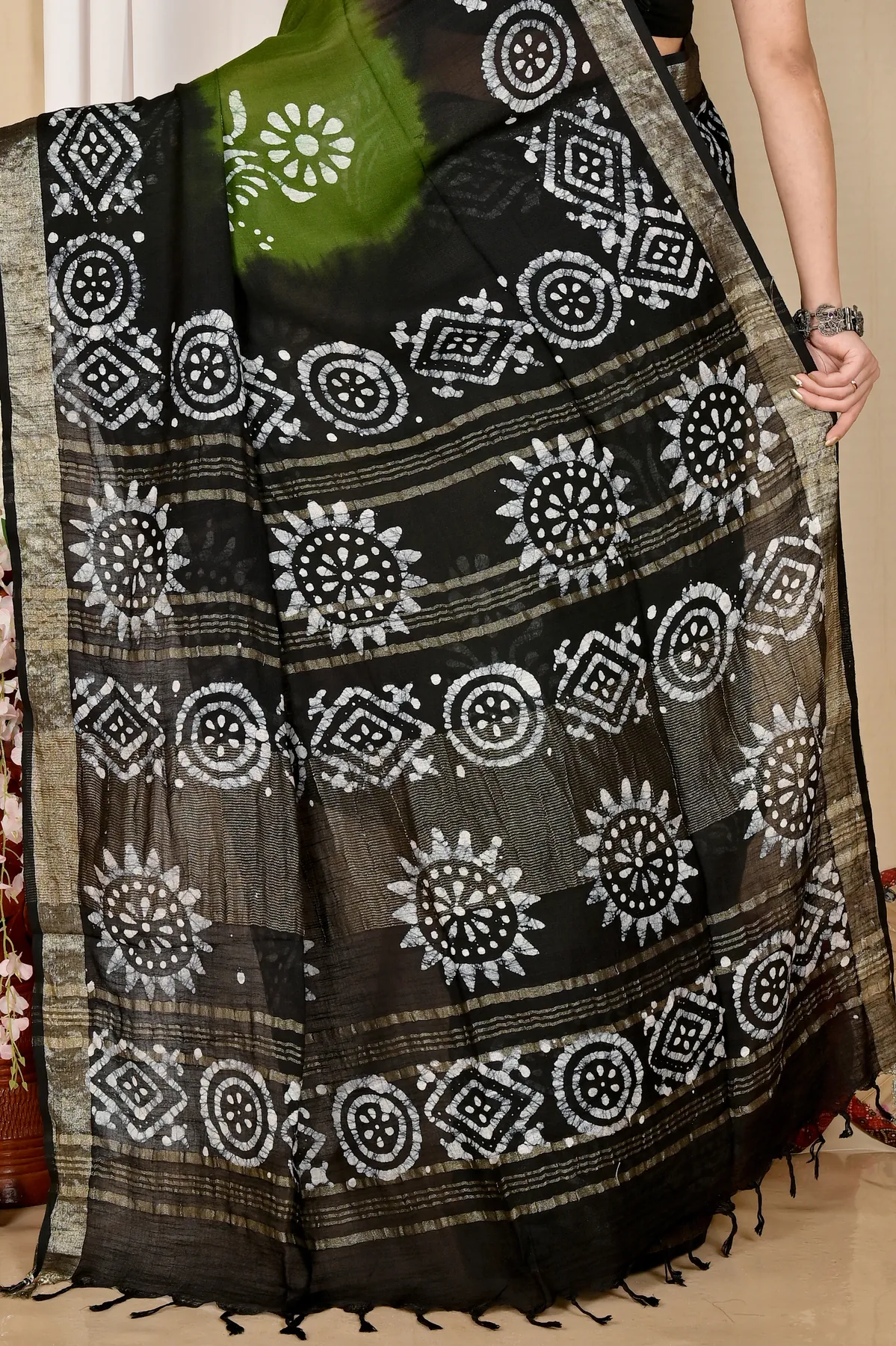 DipDiya Pure Cotton Dark Green Batika Bengali Heritage Batik Print Sarees