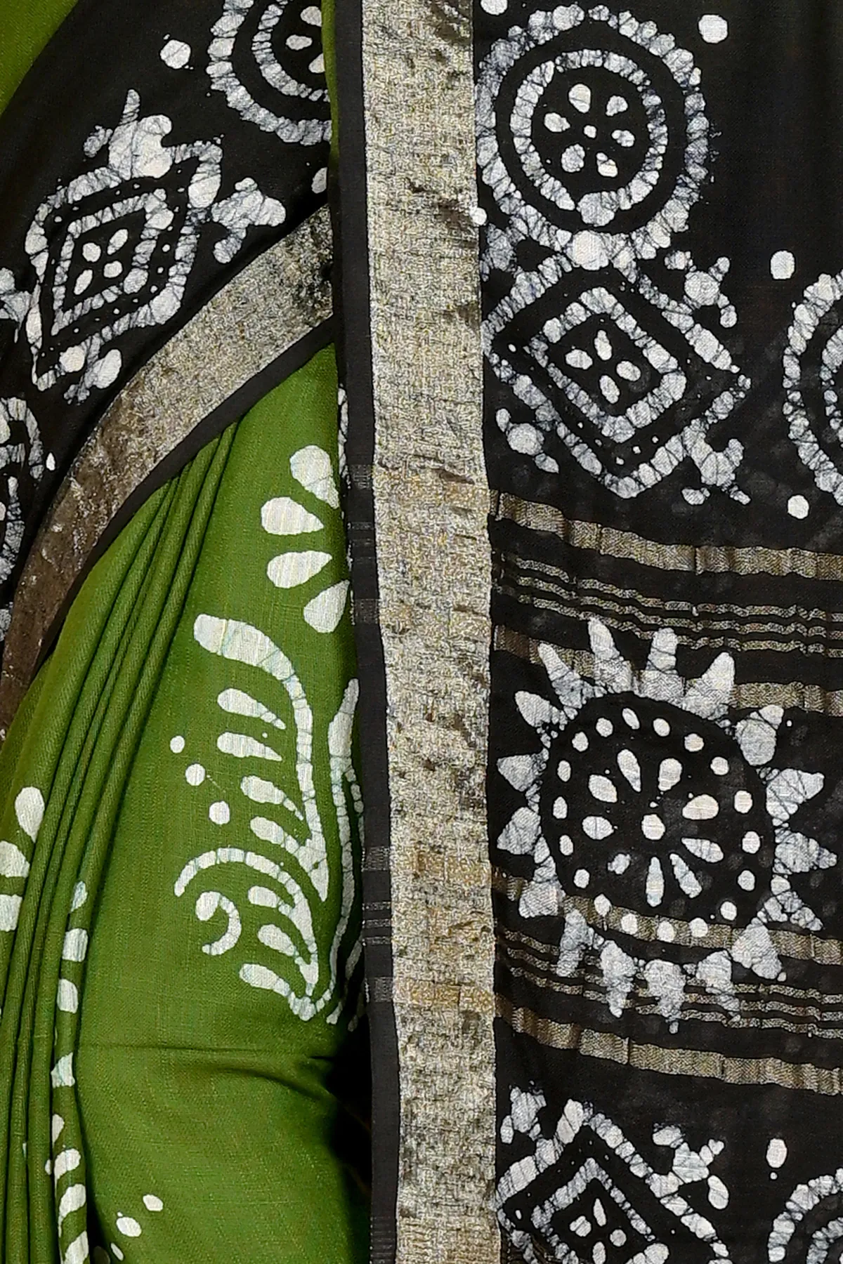 DipDiya Pure Cotton Dark Green Batika Bengali Heritage Batik Print Sarees