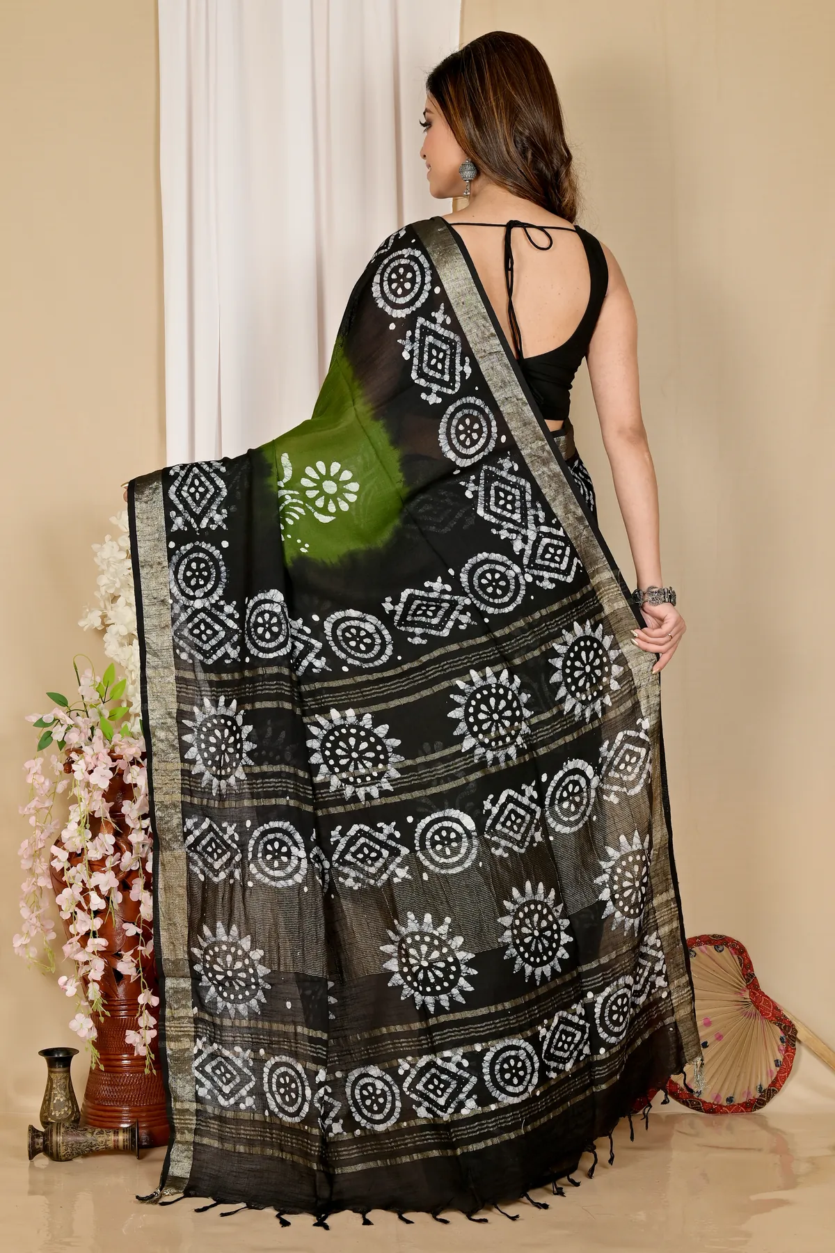 DipDiya Pure Cotton Dark Green Batika Bengali Heritage Batik Print Sarees