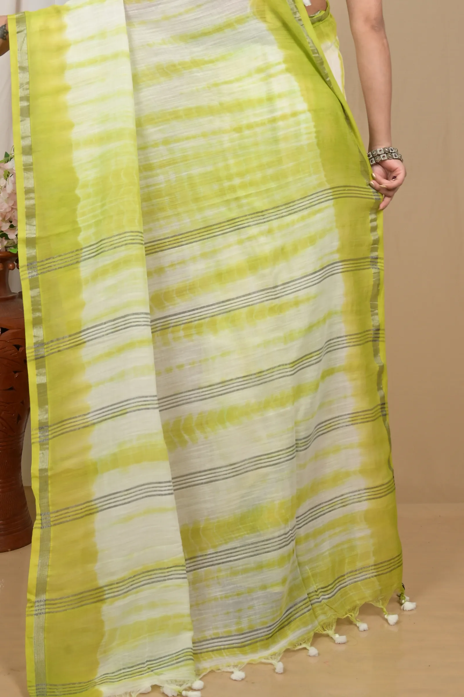 DipDiya Pure Cotton Green White Achmol Classic Bengali Badhni Dye Sarees