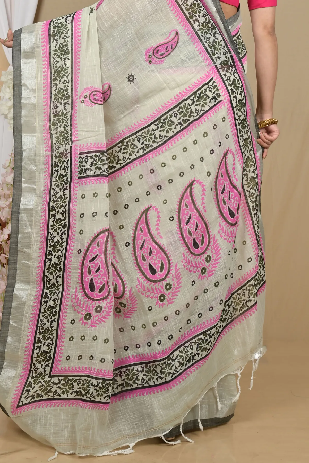 DipDiya Pure Cotton Grey Pink Hilda The Bengali Classic Printed Handloom Sarees
