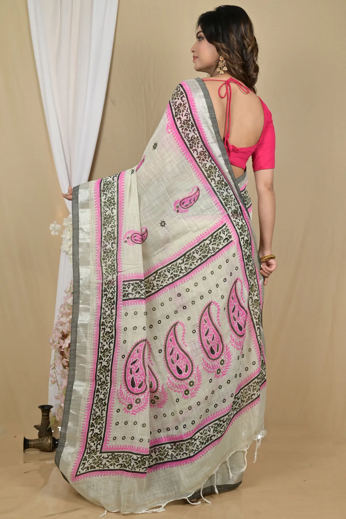 DipDiya Pure Cotton Grey Pink Hilda The Bengali Classic Printed Handloom Sarees