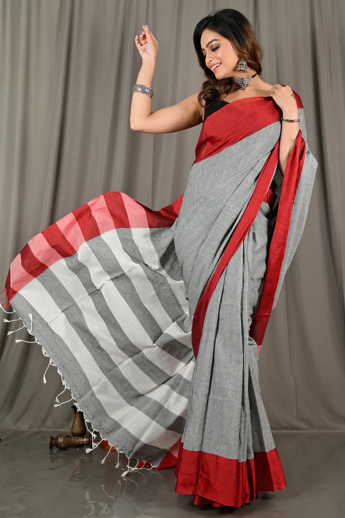 DipDiya Pure Cotton Grey White Bimti Timeless Bengal Handloom Sarees