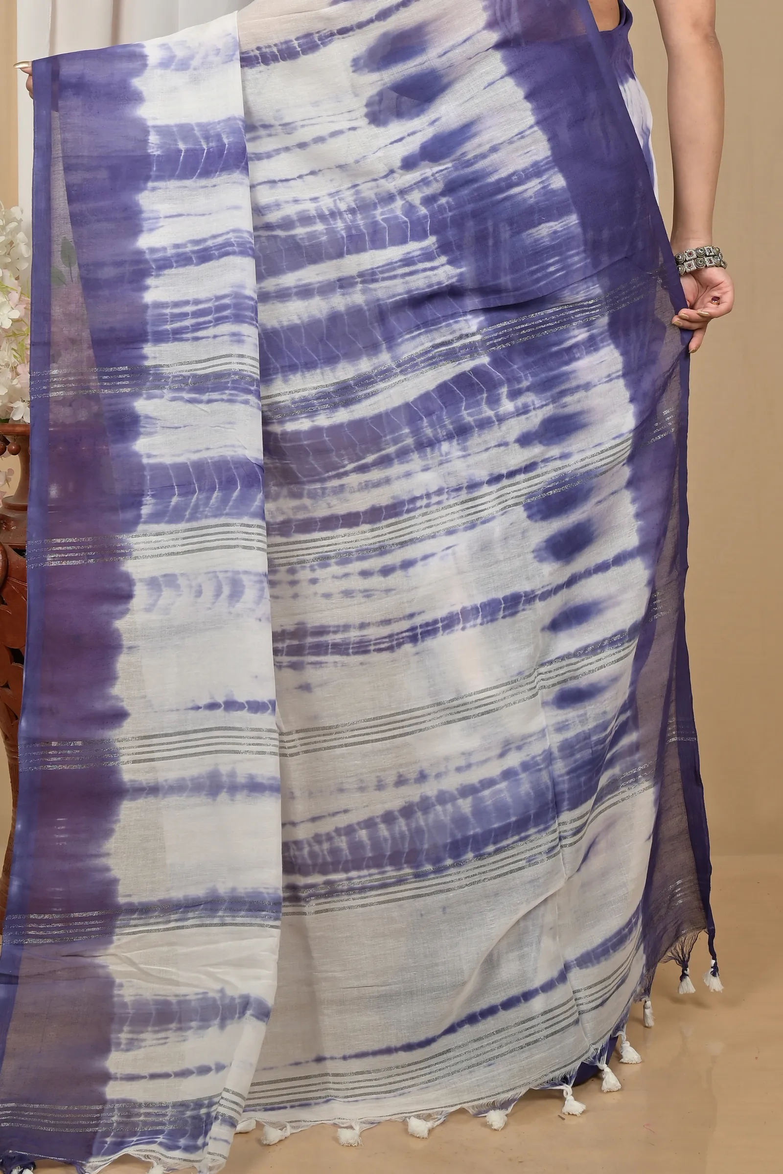 DipDiya Pure Cotton Lavender White Achmol Crafted in Bengal Badhni Dye Sarees