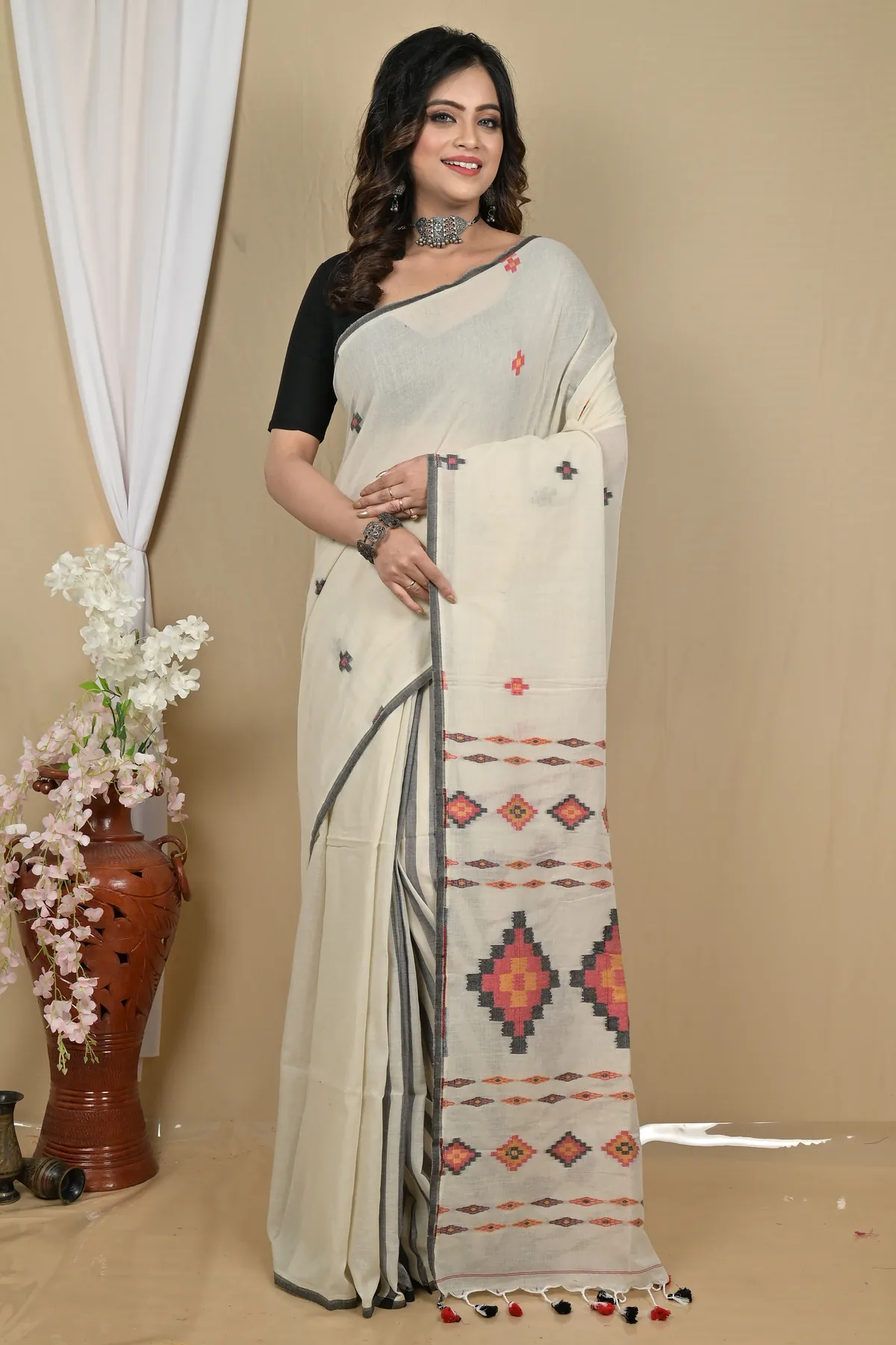 DipDiya Pure Cotton Light Grey Hitaashi Classic Grace Handloom Sarees