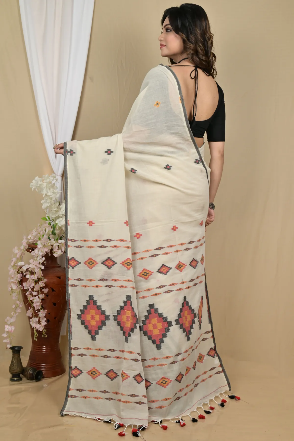 DipDiya Pure Cotton Light Grey Hitaashi Classic Grace Handloom Sarees