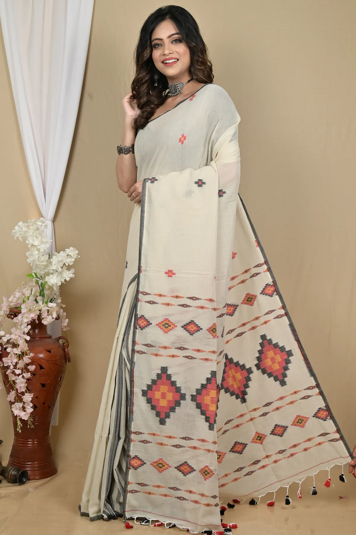 DipDiya Pure Cotton Light Grey Hitaashi Classic Grace Handloom Sarees