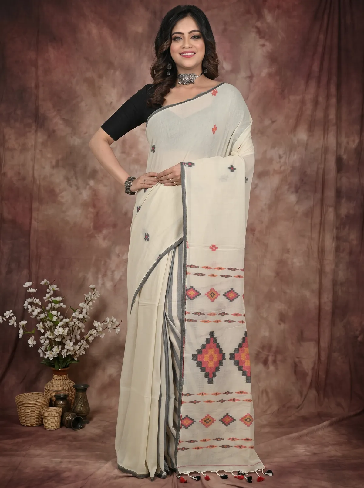 DipDiya Pure Cotton Light Grey Hitaashi Classic Grace Handloom Sarees